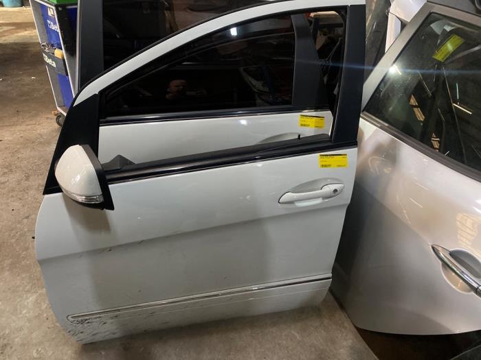 Portier 4Deurs links-voor van een Mercedes B-Klasse (650), Gebruikt, -, Deur, -