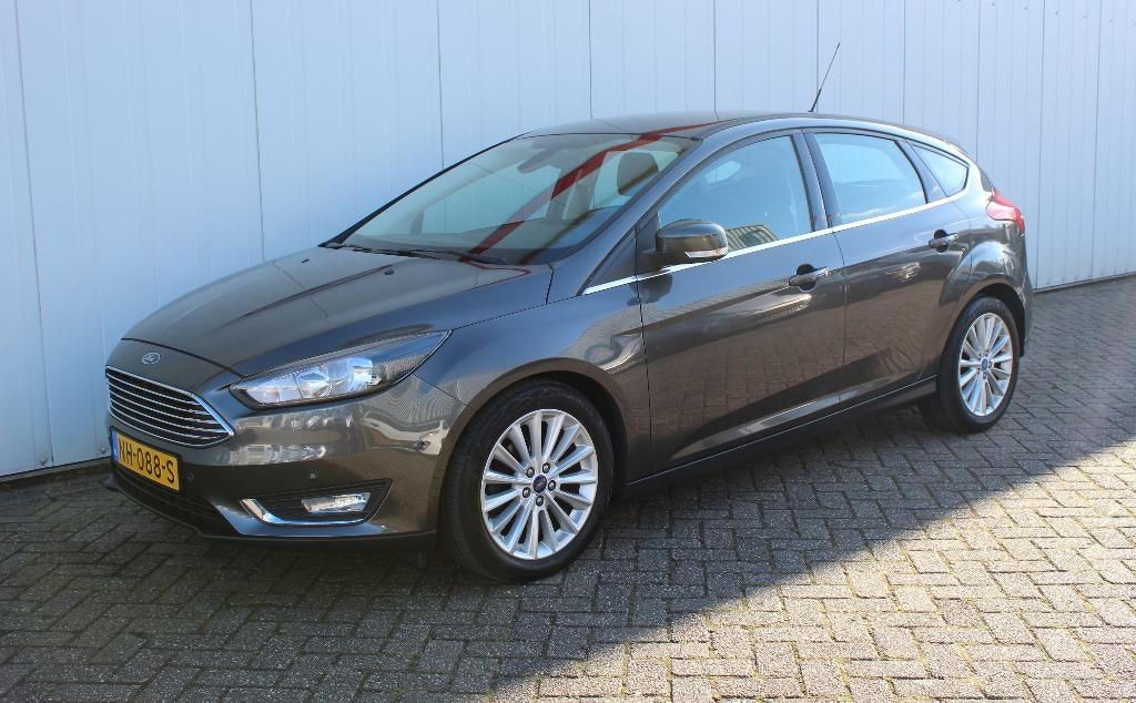 FORD Focus 1.0 EcoBoost 125pk Titanium Edition ZEER MOOI ! !, Zwart, Bruin, Particulier, 3 cilinders