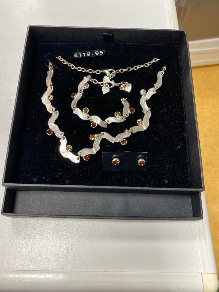 Zilverkleurige sieradenset met bruine steentjes, Ophalen of Verzenden, Zo goed als nieuw, Zilver, Met edelsteen