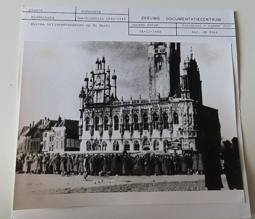 Uit inboedel: Duitse krijsgevangenen op de markt Middelburg, Verzamelen, Militaria | Tweede Wereldoorlog, Foto of Poster, Nederland