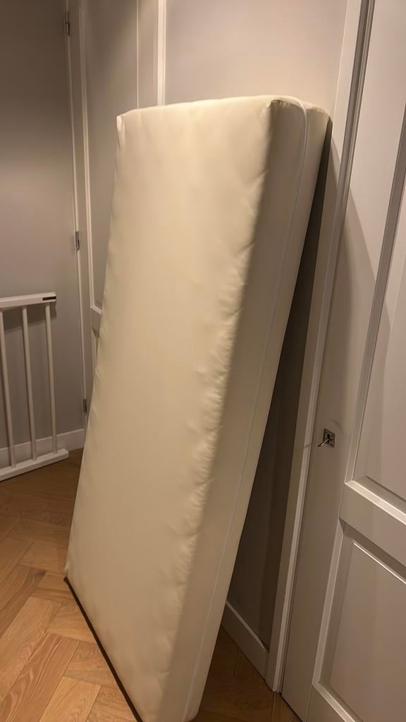 Kindermatras met waterdichte beschermhoes, Ophalen, Zo goed als nieuw, Eenpersoons, 190 cm of minder