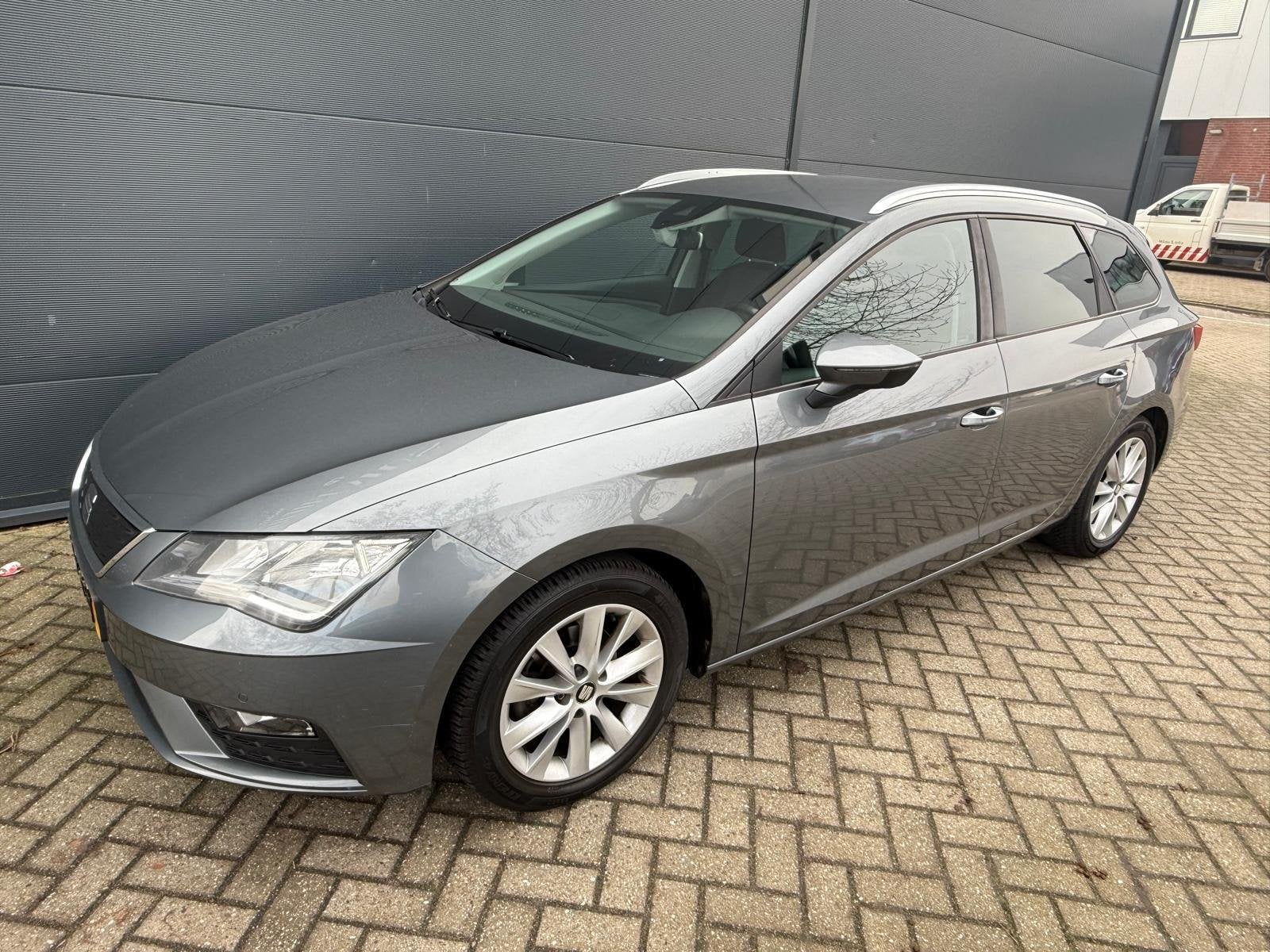 Seat Leon ST/Automaat/Navi/carplay/psrkeer sensoren voor en, Auto's, Gebruikt, Euro 6, Leon, Origineel Nederlands