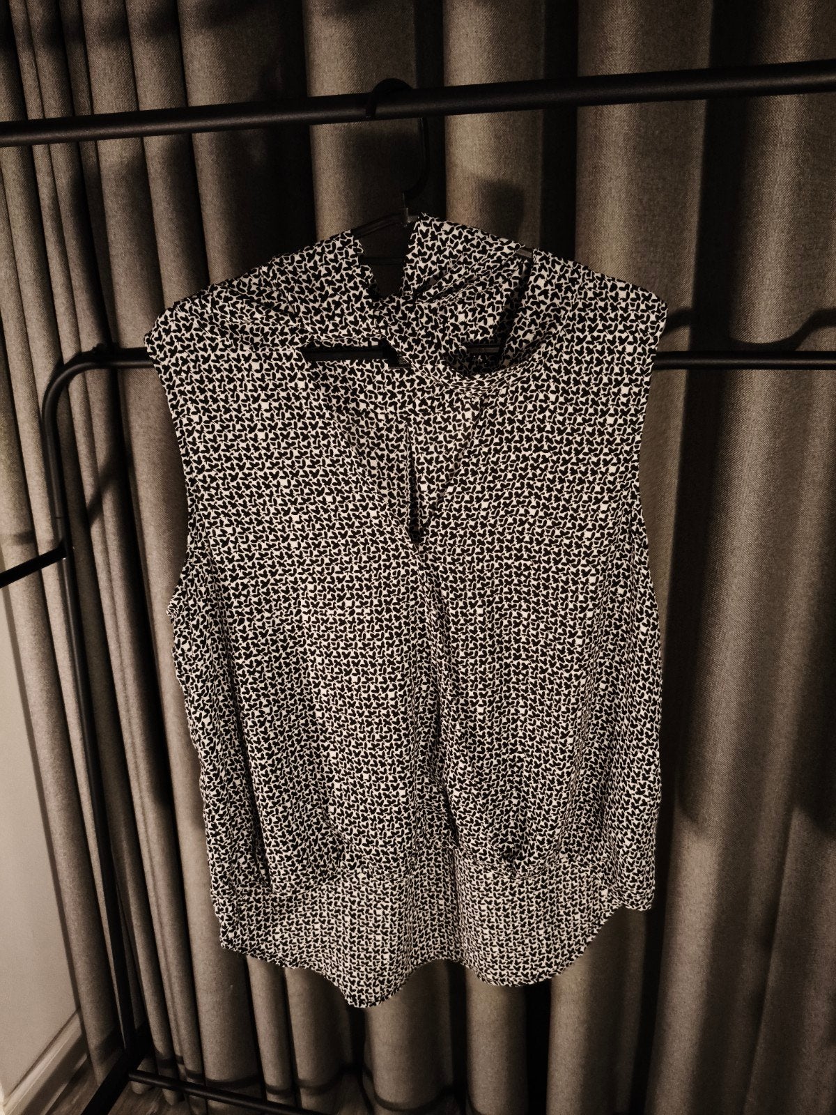 DKNY mouwloze blouse met print, Kleding | Dames, Zwart, Ophalen of Verzenden, Zo goed als nieuw, DKNY