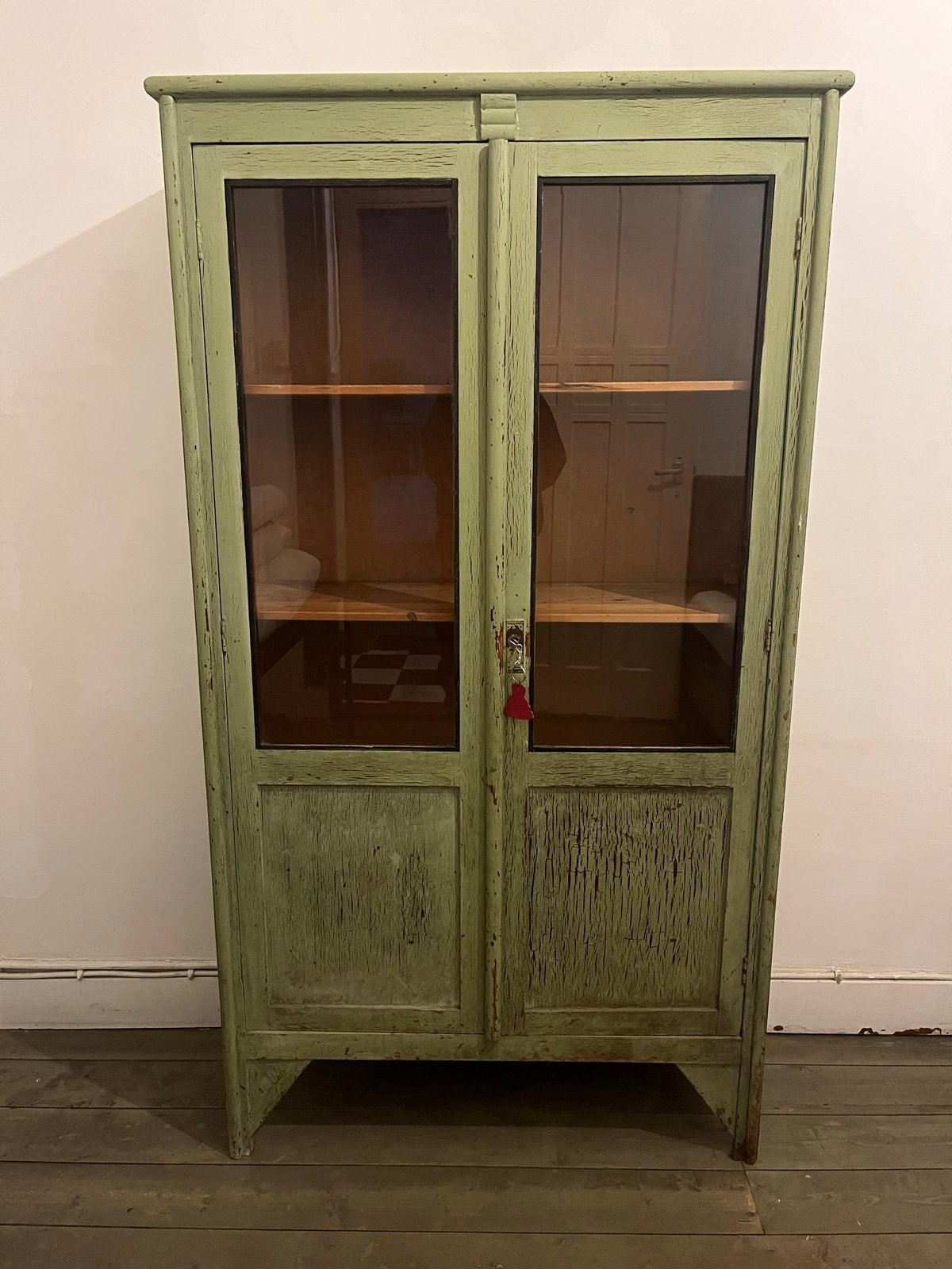 Vintage groene vitrinekast met glazen deuren, Antiek en Kunst, Ophalen