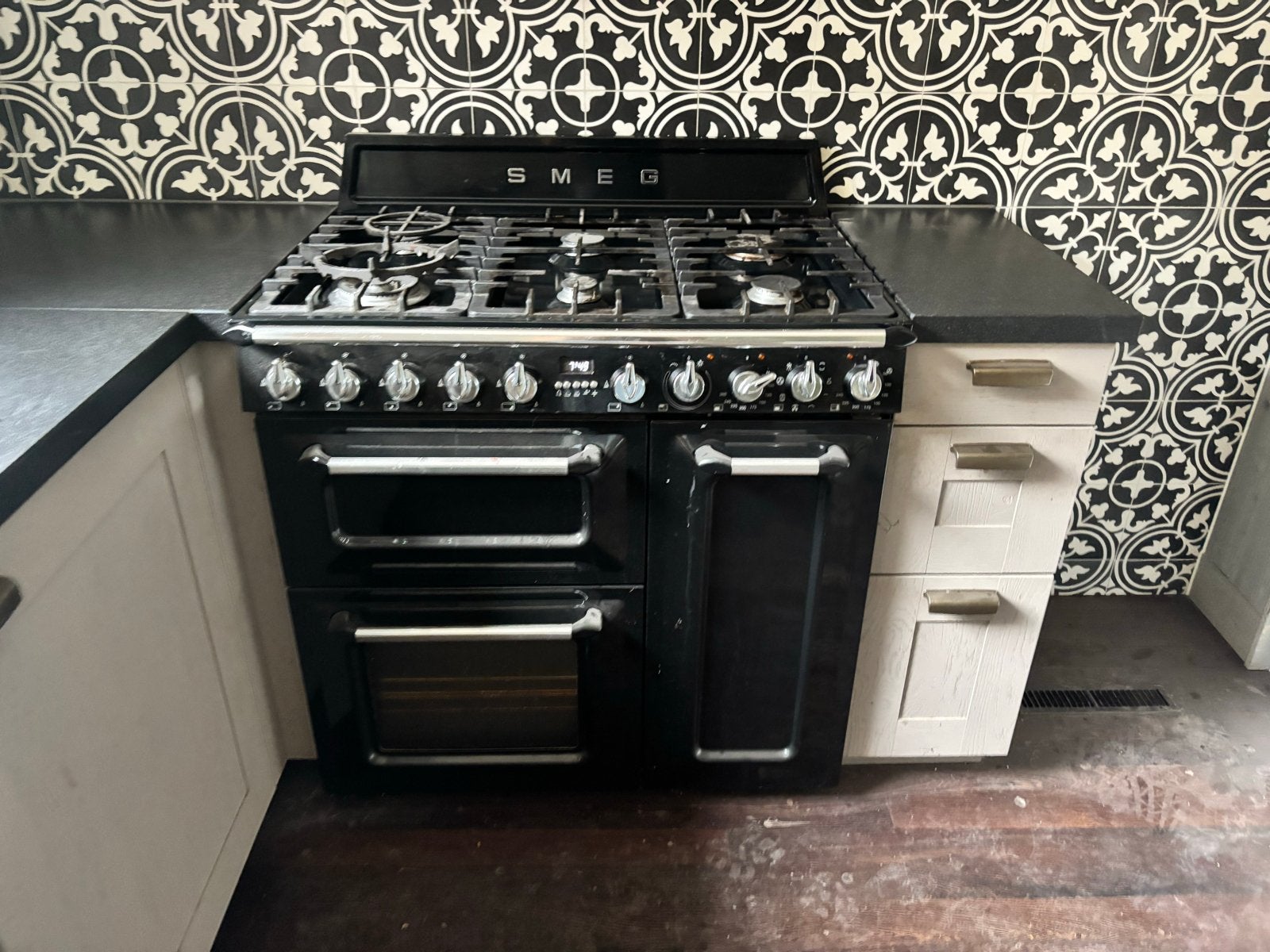 Keller keuken met massief houten frontjes en natuurstenen bl, Huis en Inrichting, Keuken | Complete keukens, Ophalen, Gebruikt
