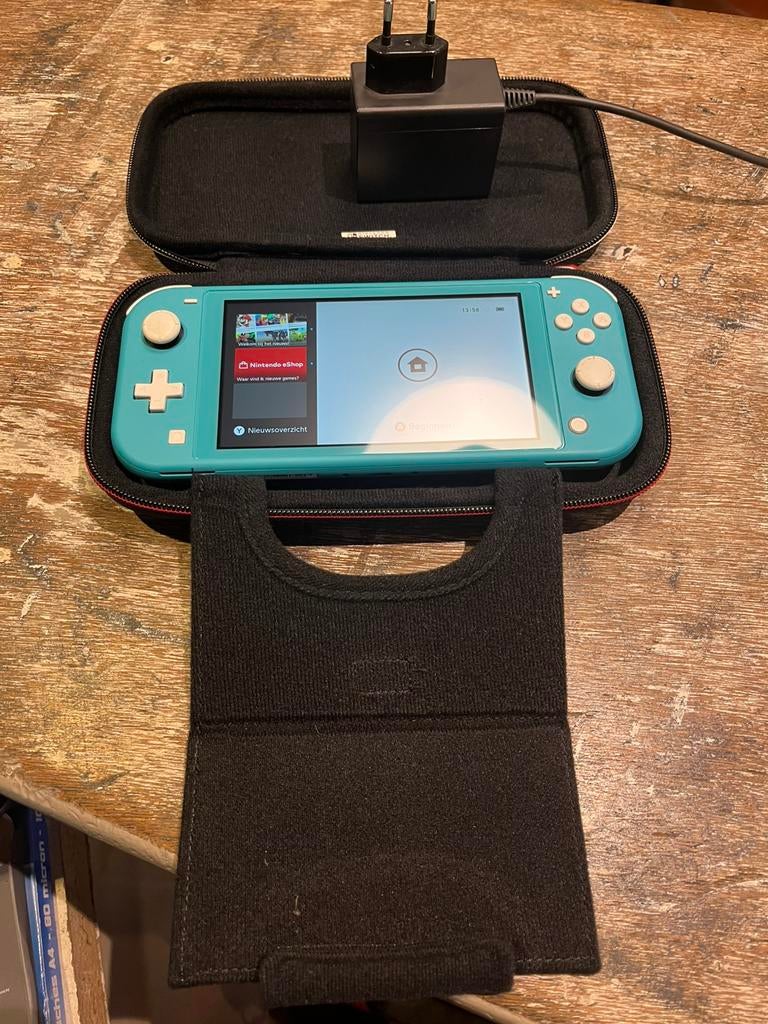 NINTENDO SWITCH LIGHT met hoes, kabel en adapter, Ophalen of Verzenden, Zo goed als nieuw, Info@nintendo.nl, NINTENDO
