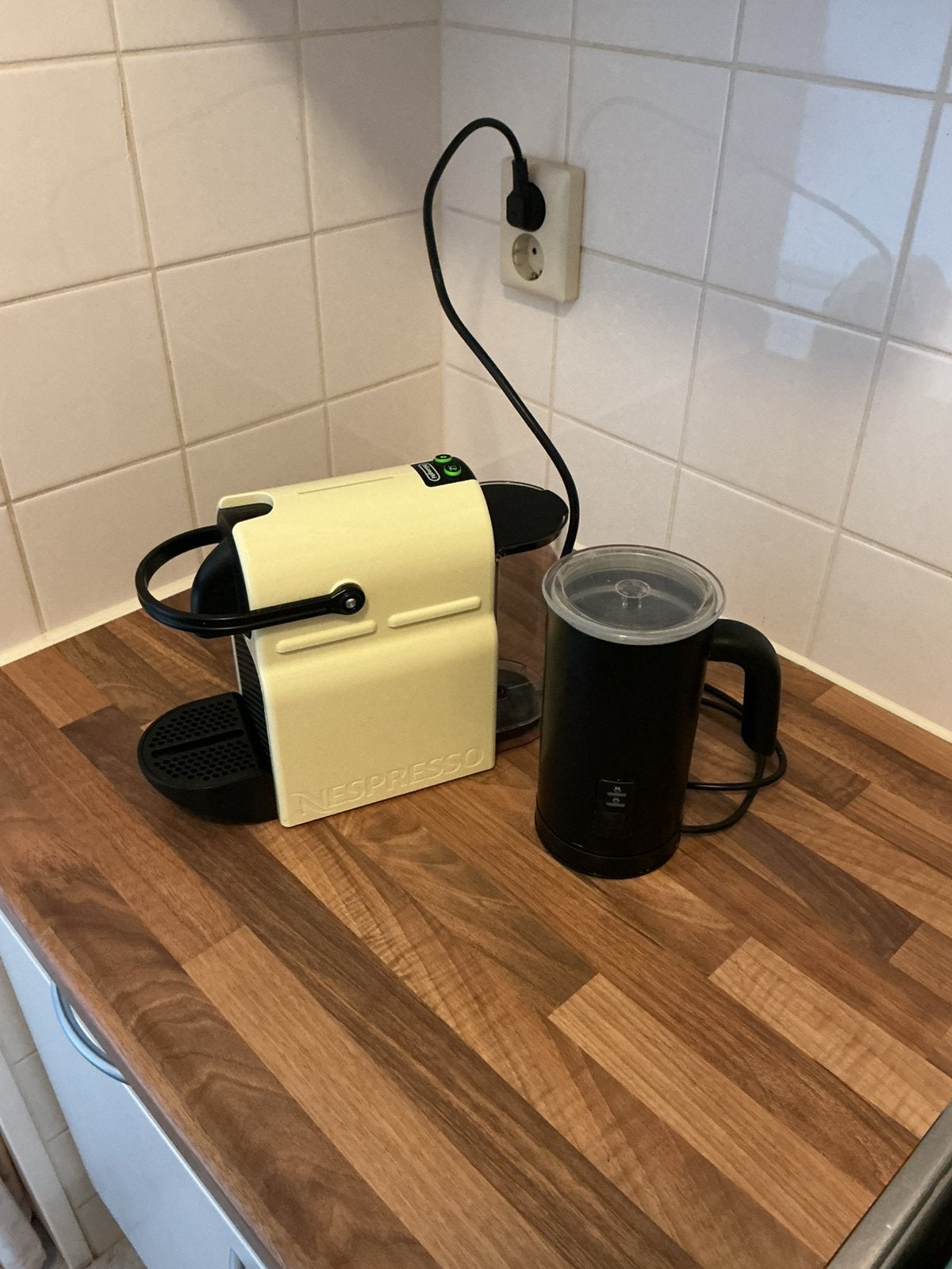 Nespresso delonghi koffiemachine, Afneembaar waterreservoir, Overige typen, Koffiemachine, Ophalen of Verzenden