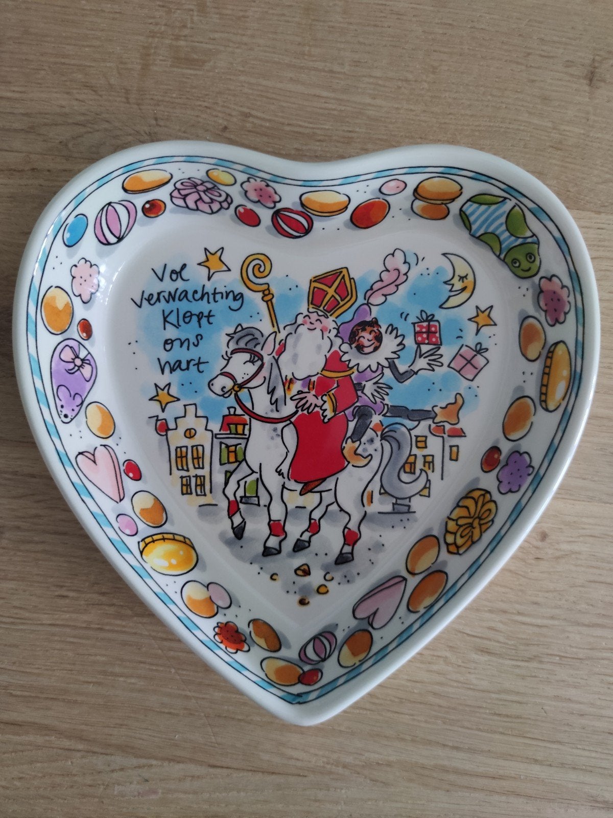 Blond Amsterdam Sinterklaas schaal hartvorm, Nieuw, Ophalen of Verzenden, Schaal of Schalen, Aardewerk