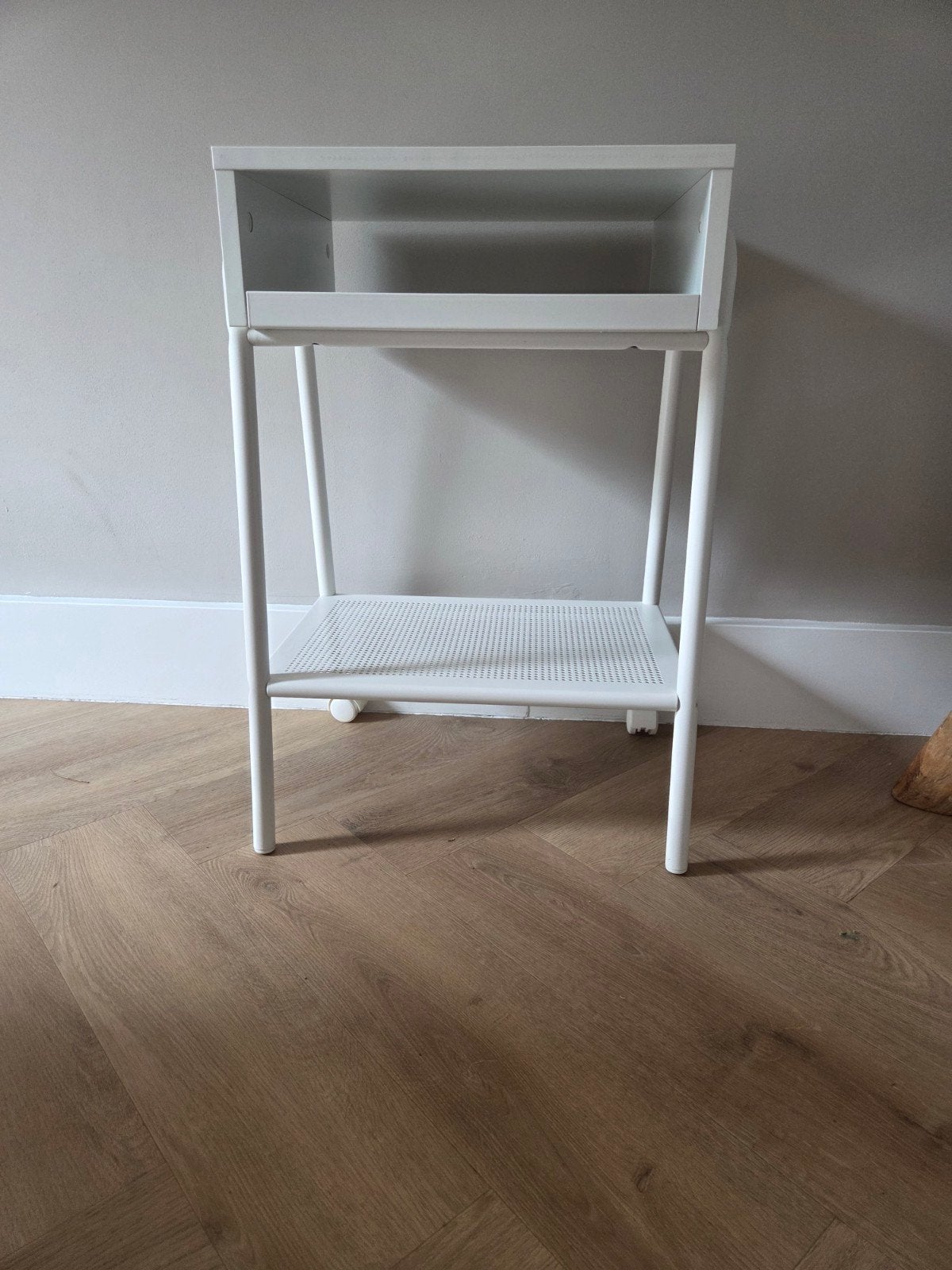 Wit nachtkastje/bijzettafel op wieltjes Ikea, Huis en Inrichting, Ophalen, Minder dan 55 cm, Metaal of Aluminium, Zo goed als nieuw