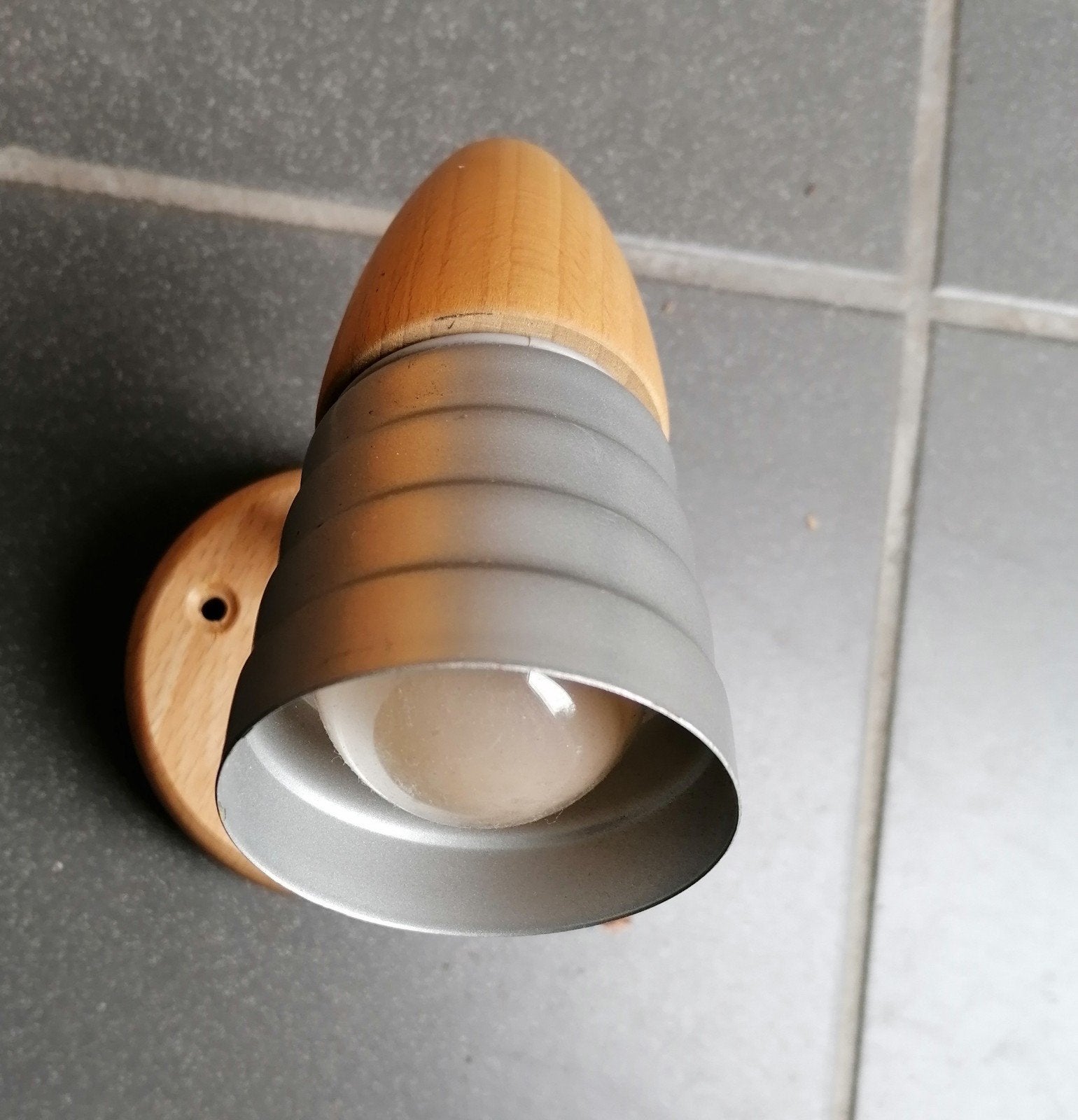 Opbouwspot met houten basis en verstelbare metalen kap, Ophalen of Verzenden, Gebruikt, Hout, Opbouwspot