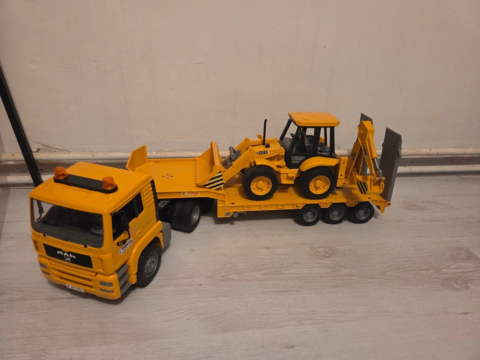 Bruder MAN vrachtwagen met JCB 4CX graaflaadcombinatie, Ophalen of Verzenden, Zo goed als nieuw