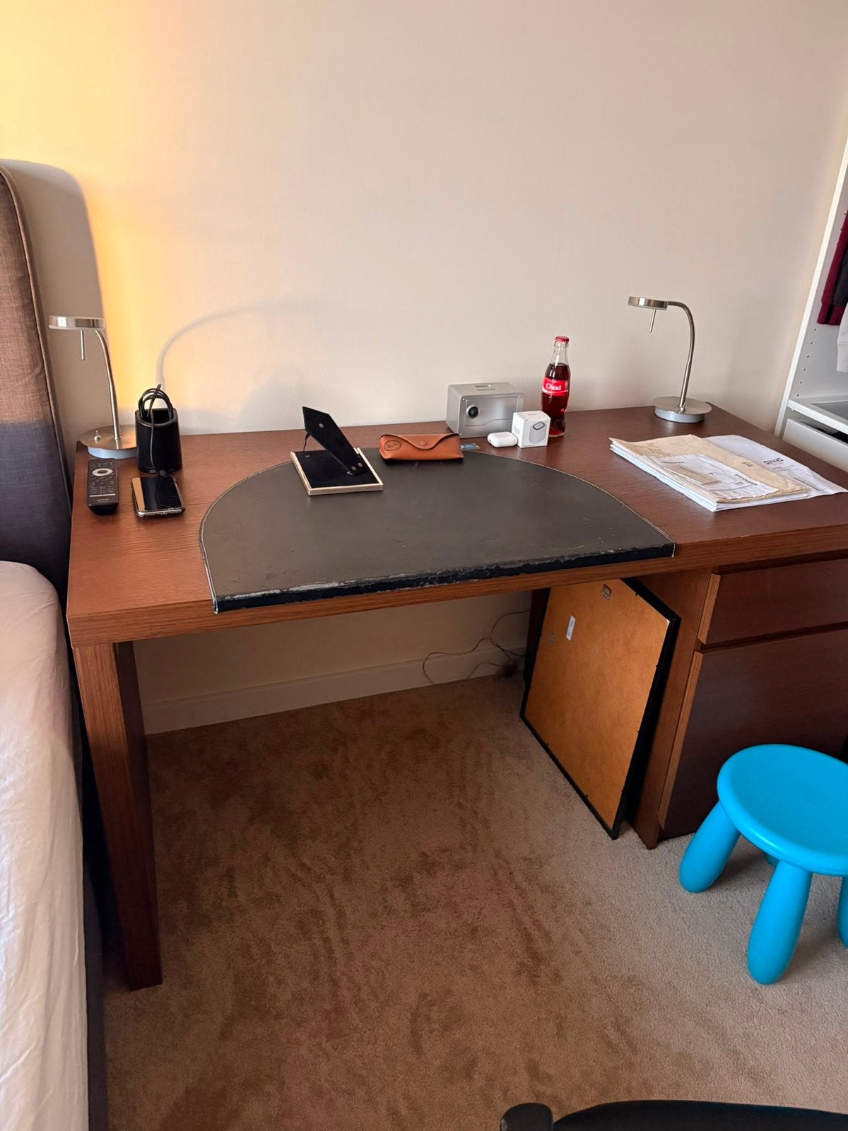 Houten bureau met ladeblok en leren inleg, Ophalen, Gebruikt, Bruin, Overige merken