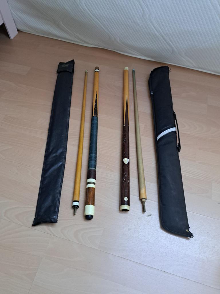 2 biljartkeu's met opberghoes, Sport en Fitness, Biljarten en Poolen, Ophalen of Verzenden, Keu of Ballen