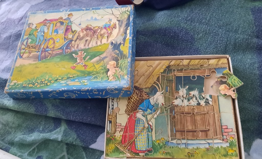 puzzel retro - hout - 2 zijdig de gelaarsde kat/de 7 geitjes, Verzamelen, Ophalen of Verzenden, Overige typen