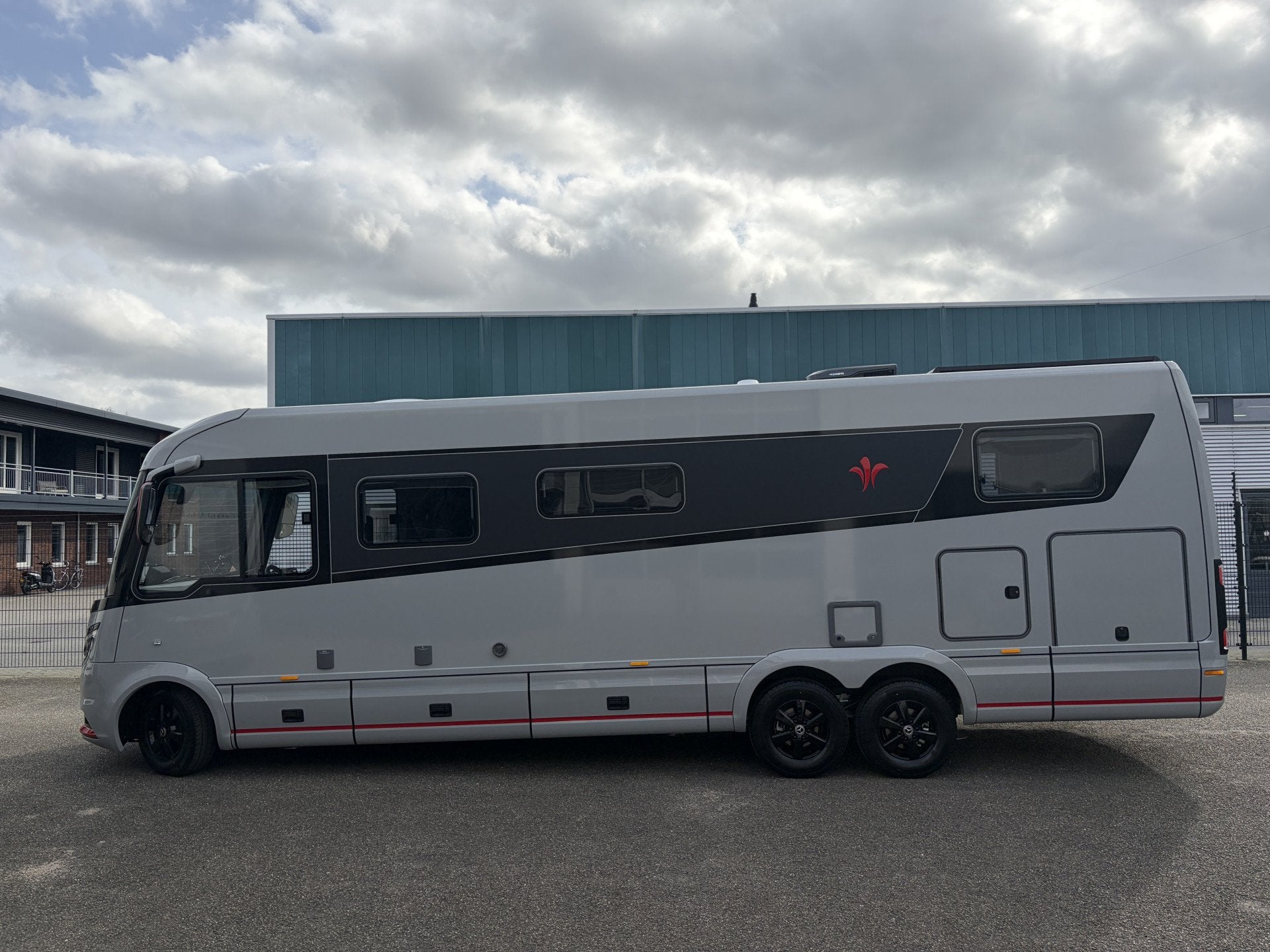 NIESMANN BISCHOFF ARTO 88E Mercedes Aut Luchtvering 5-Persoo, Caravans en Kamperen, Niesmann+Bischoff, Galliersweg 39
5349AT  OSS, NL