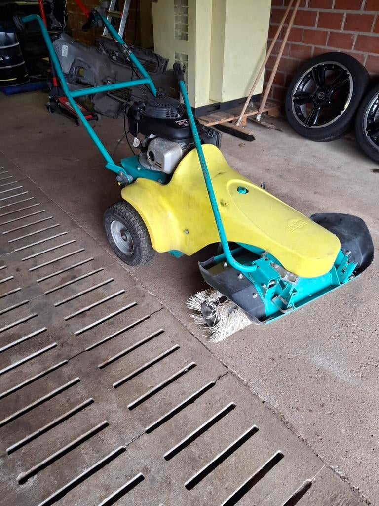 Cramer bezemmachine met sterke Honda GCV 160 4 takt motor, Ophalen of Verzenden