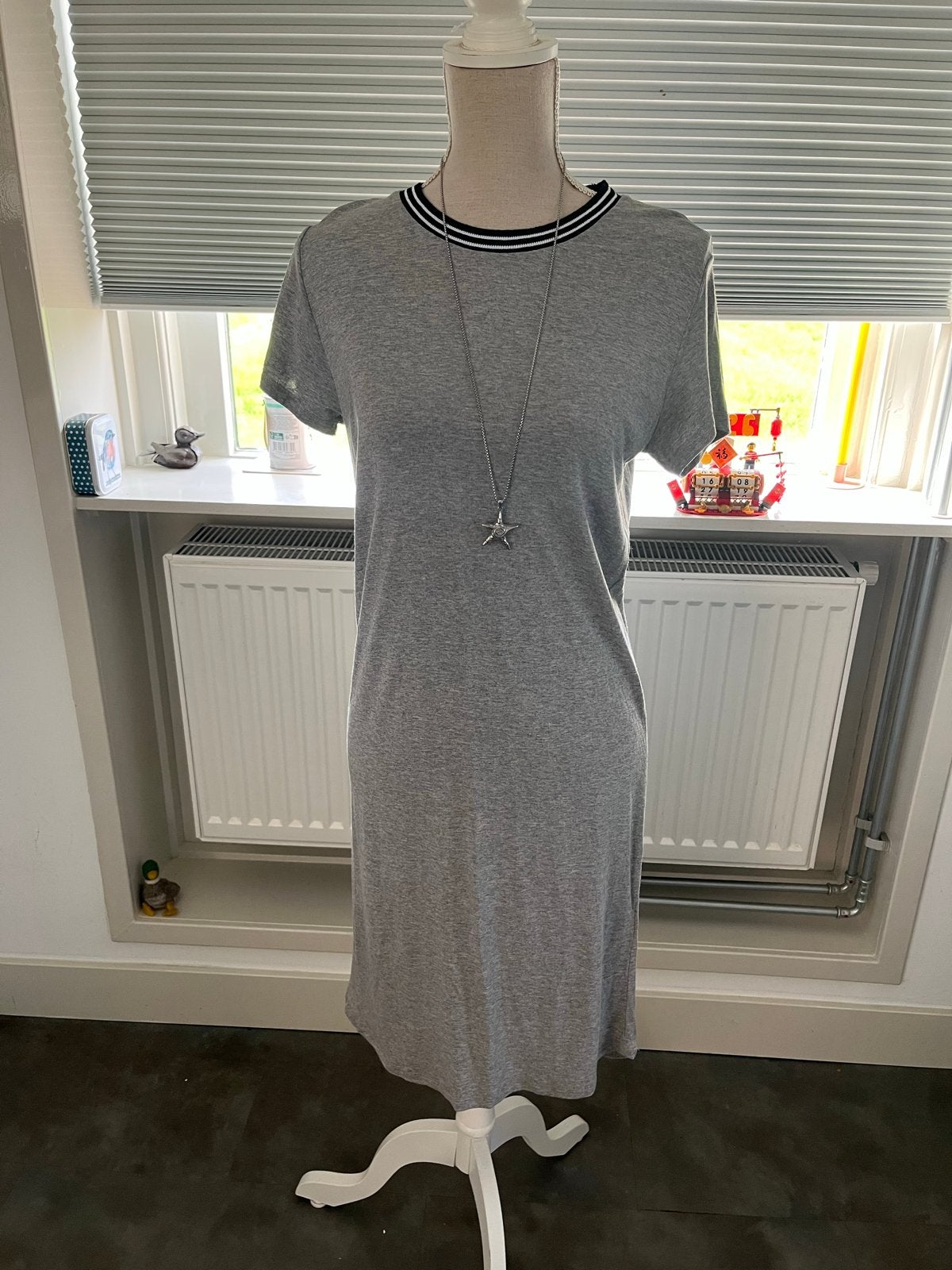 GSUS Amsterdam grijs T-shirt jurk maat L, Maat 42/44 (L), Ophalen of Verzenden, Zo goed als nieuw, Knielengte