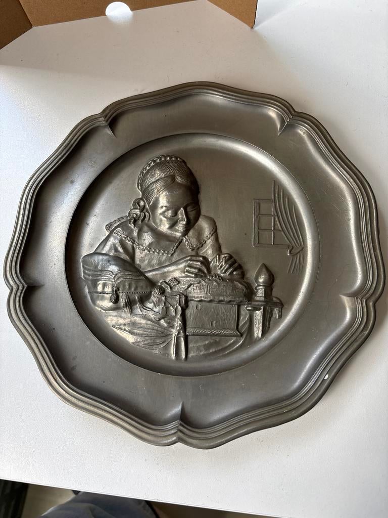 Vintage Tinnen Wandbord met Reliëf: Naaiende Vrouw, Antiek en Kunst, Antiek | Tin, Ophalen of Verzenden