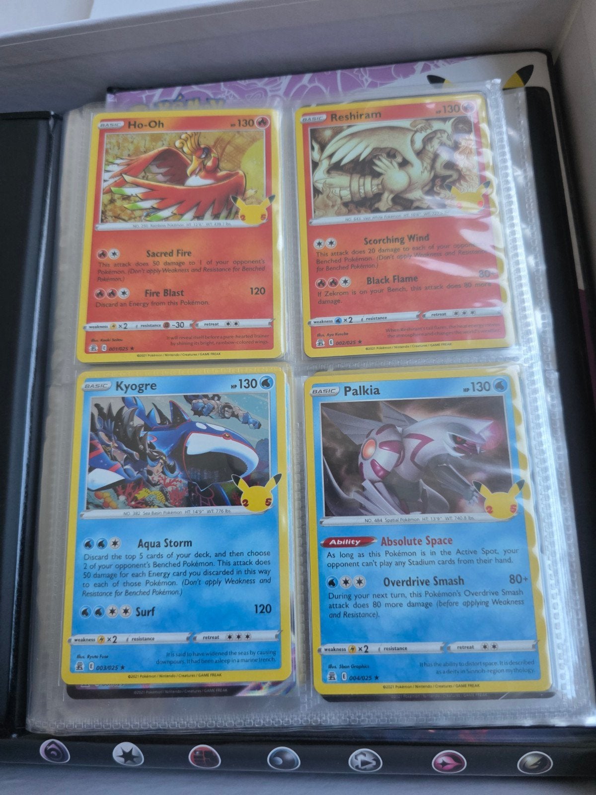 Pokémon Celebrations set compleet in binder (excl. Mew), Ophalen of Verzenden, Zo goed als nieuw, Meerdere kaarten