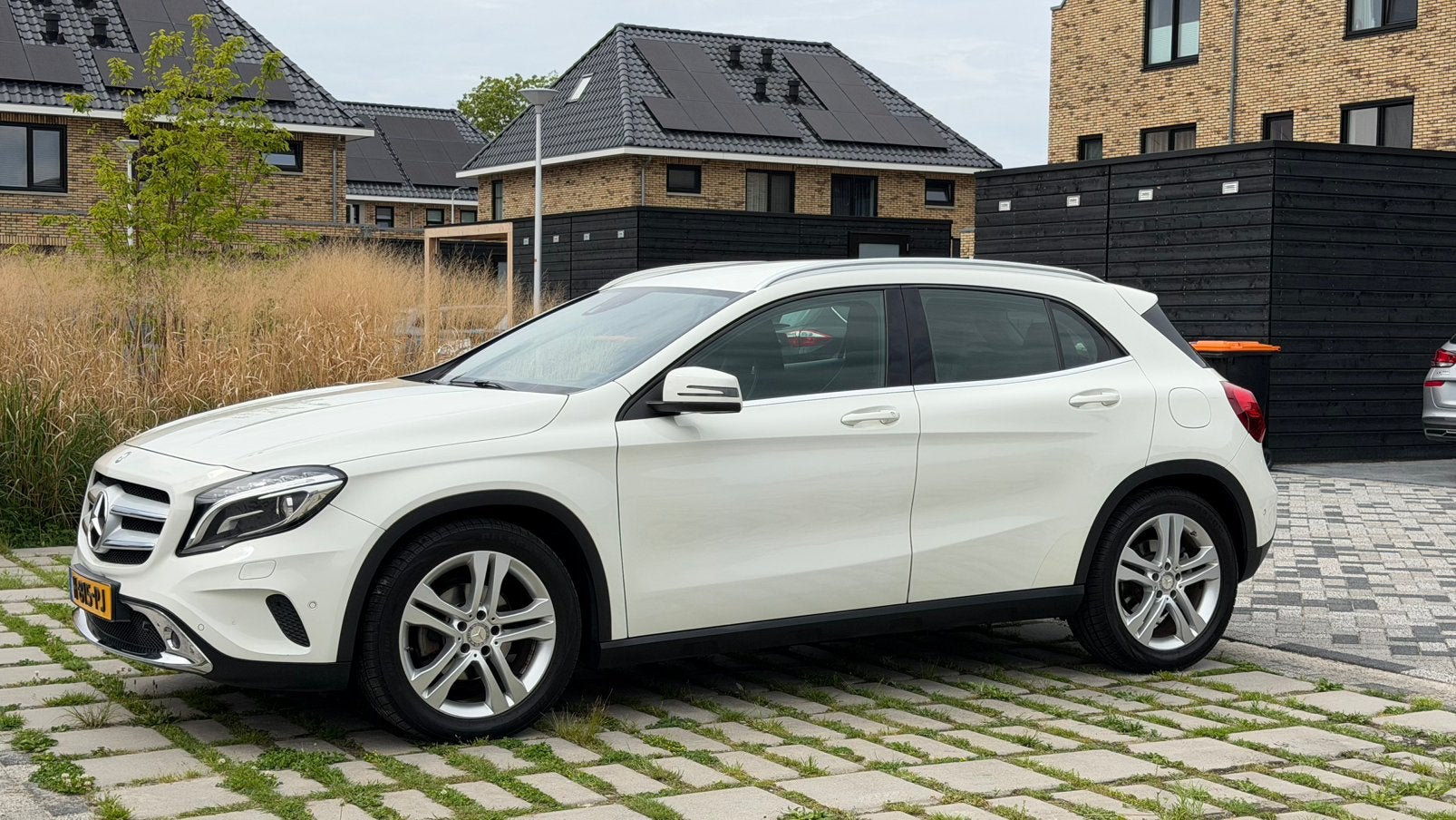 Mercedes-Benz GLA 200 Aut7, clima, Camera, wit, Auto's, Zwart, 715 kg, Leder en Stof, Wit