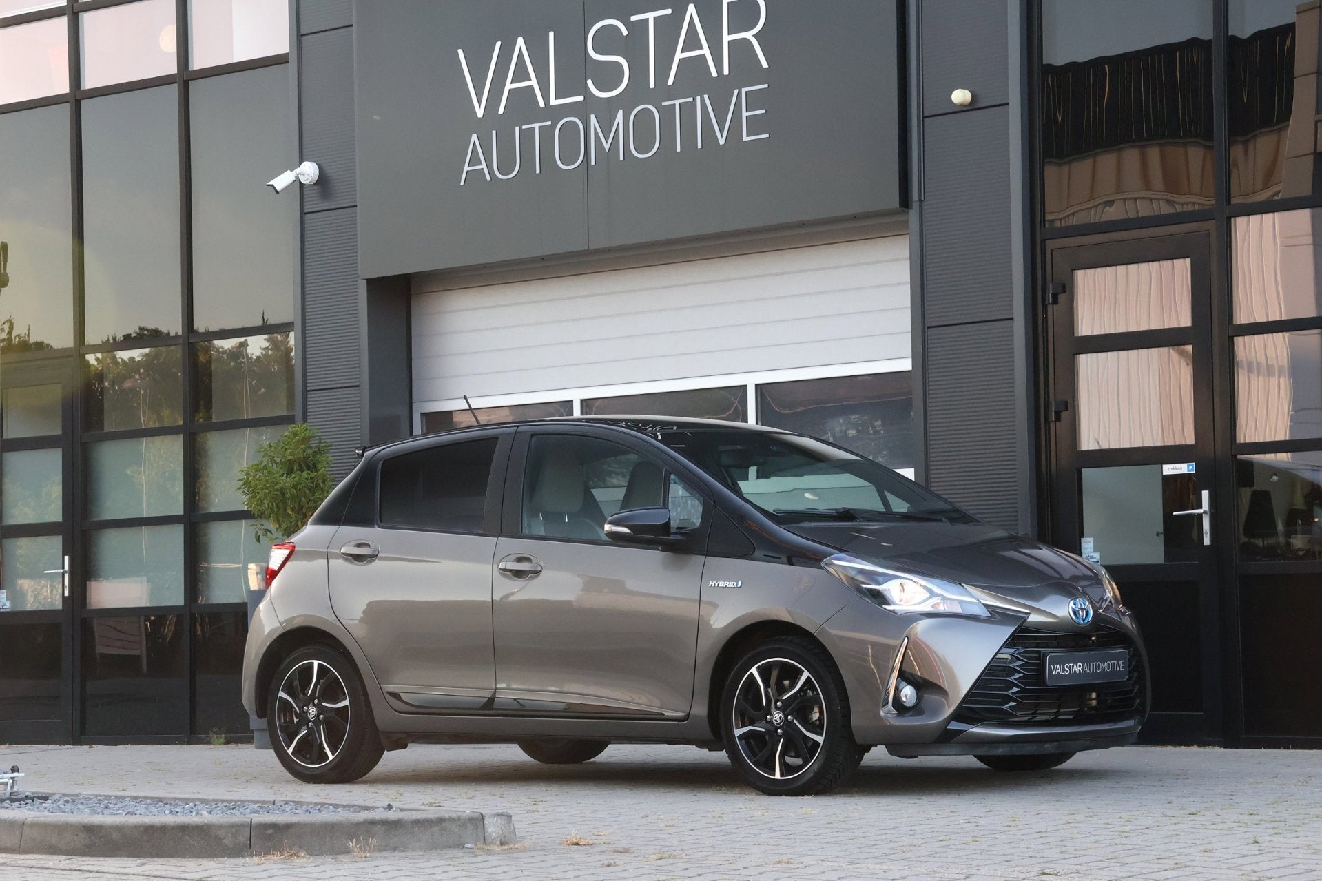Toyota Yaris 1.5 Hybrid Bi-Tone | Camera | Automaat | FACELI, Gebruikt, Bedrijf, Hybride Elektrisch/Benzine, 3 cilinders