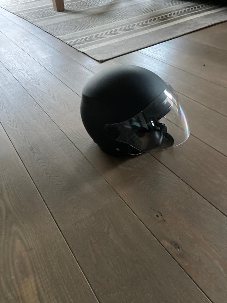 Helm, Fietsen en Brommers, Ophalen, Zo goed als nieuw