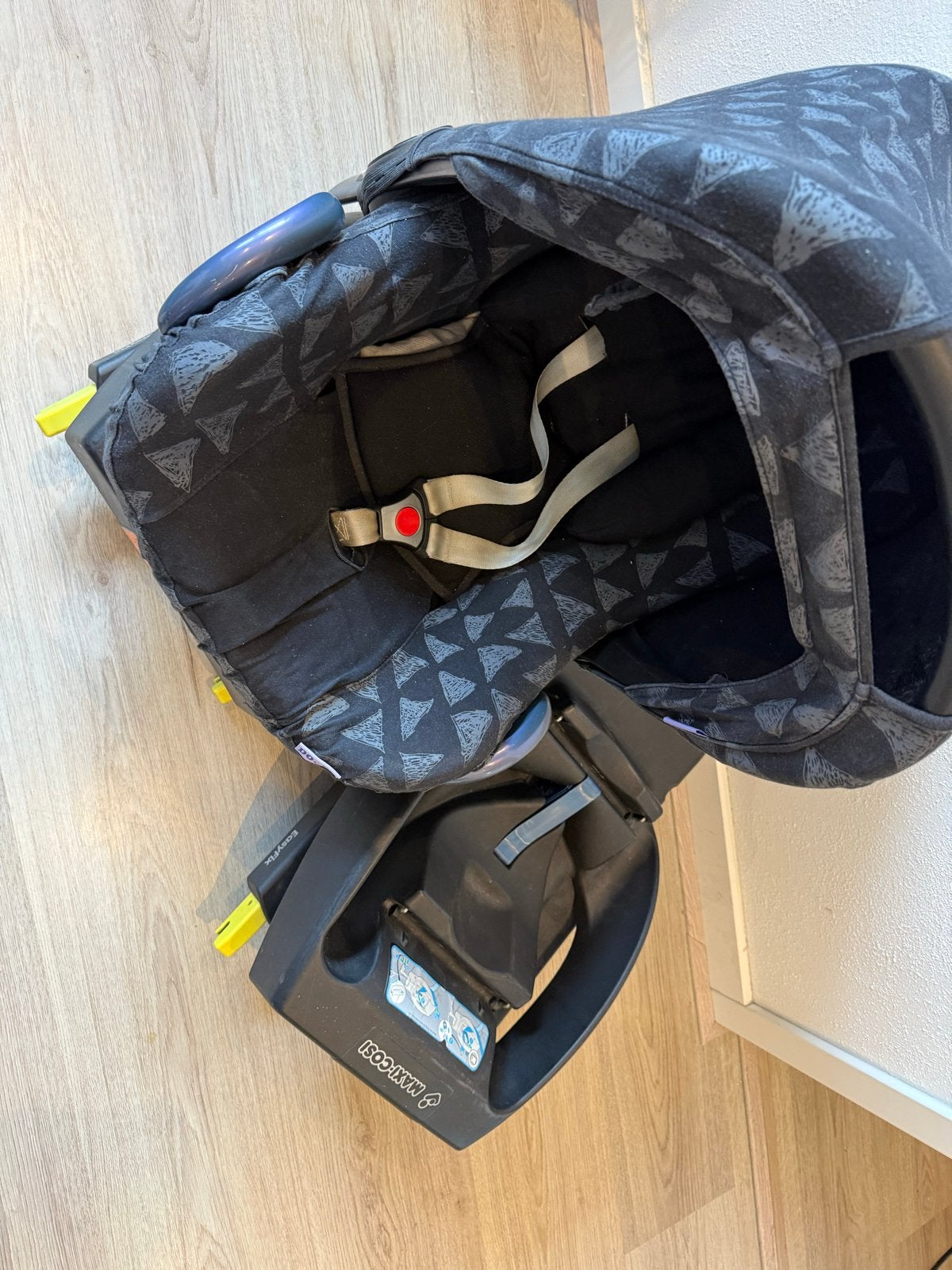 Complete set Maxi-Cosi met 2 EasyFix bases, Ophalen, Autogordel of Isofix, Gebruikt, Zijbescherming