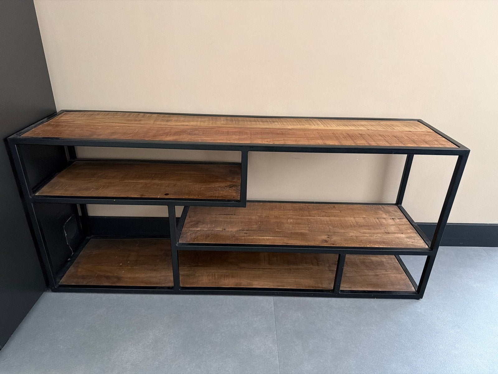 Industriële kast van mangohout - zo goed als nieuw 140x35x60, Ophalen, Zo goed als nieuw