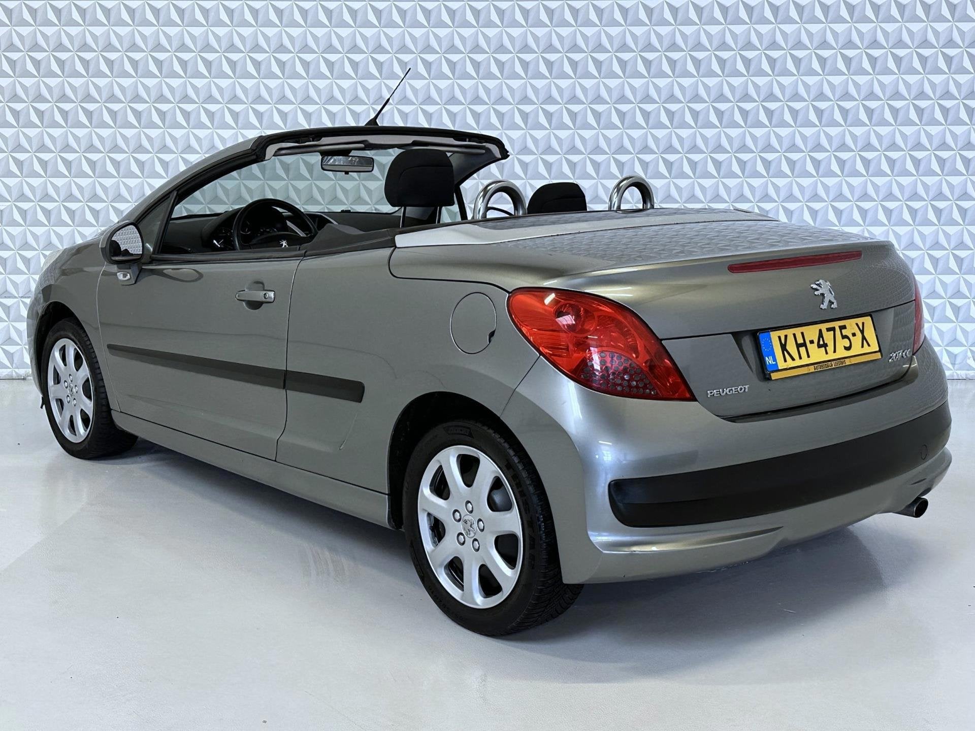Peugeot 207 CC 1.6 VTi Airco, APK én een elektrisch dak! (2, Auto's, Voorwielaandrijving, Gebruikt, Zwart, Cabriolet
