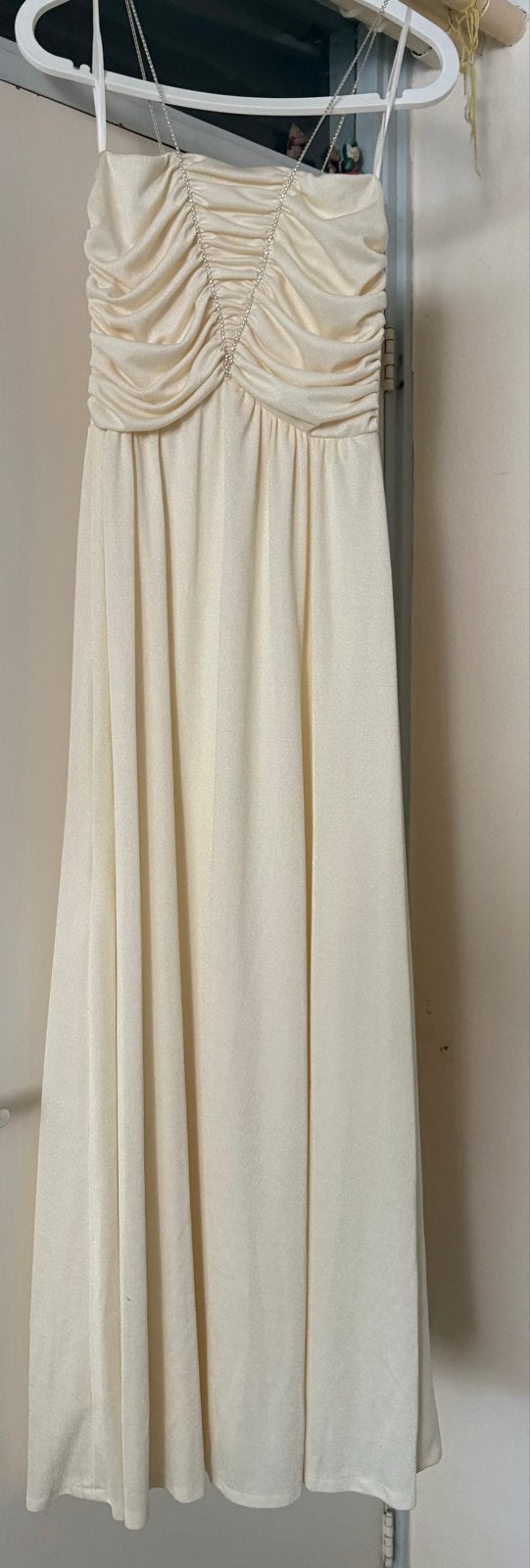 Bijzondere gelegenheidsjurk met cape - Maat 38, Kleding | Dames, Maat 38/40 (M), Galajurk, Beige, Ophalen of Verzenden