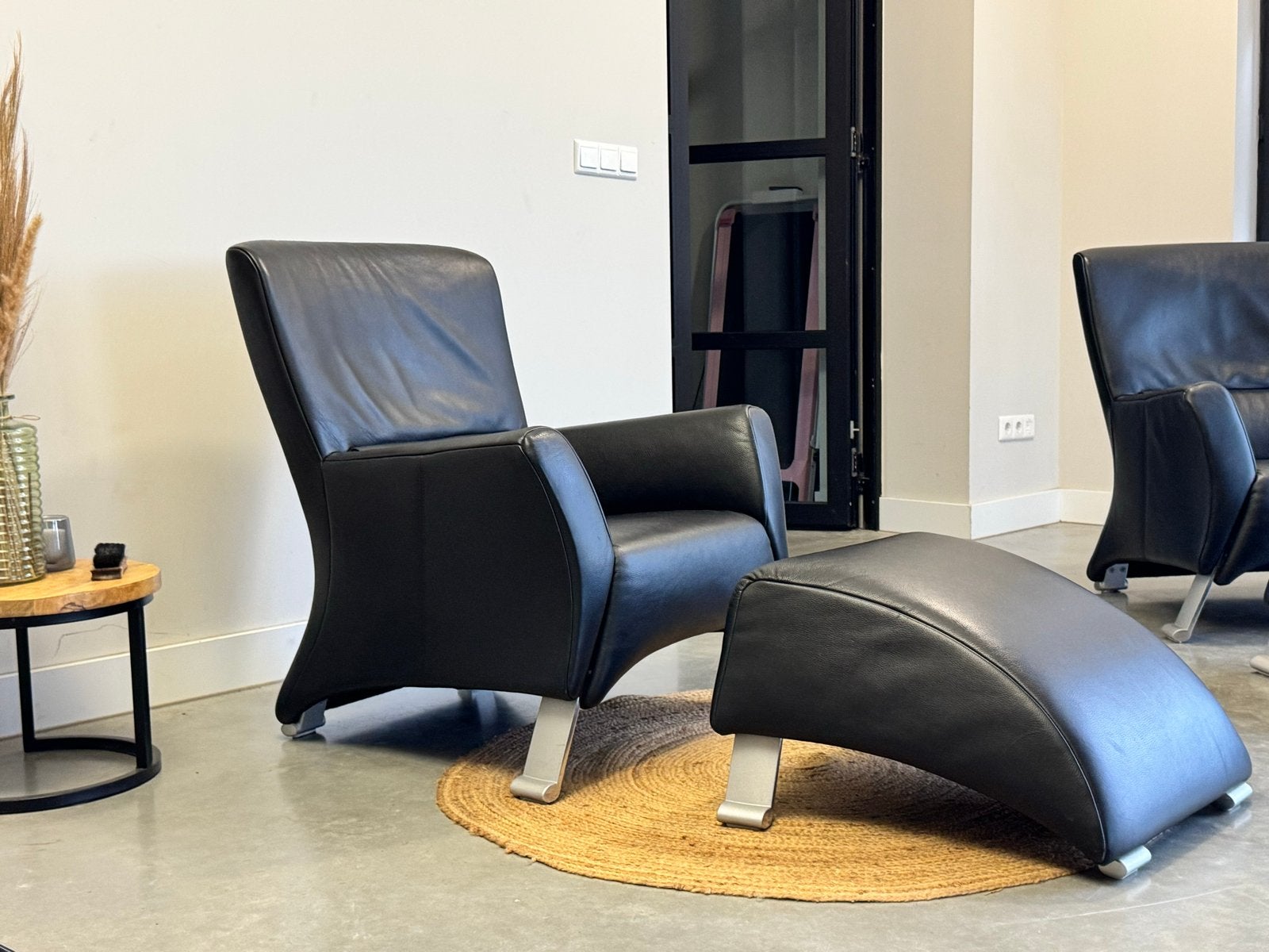 2 Rolf Benz 322 design fauteuils + hockers (Zwart leer), X, 100 tot 125 cm, Leer, Ophalen of Verzenden