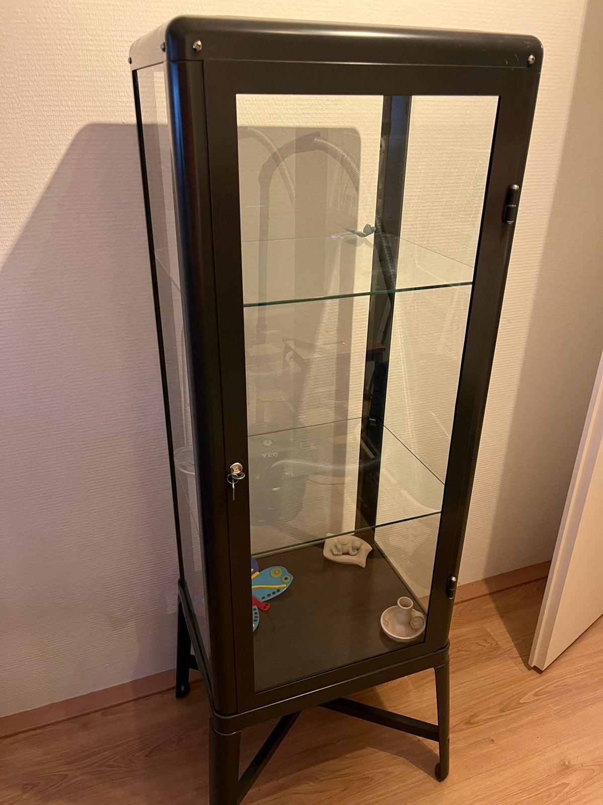 Vitrine kast ikea fabrikor, Huis en Inrichting, Kasten | Vitrinekasten, Ophalen, 50 tot 100 cm, Zo goed als nieuw, 150 tot 200 cm