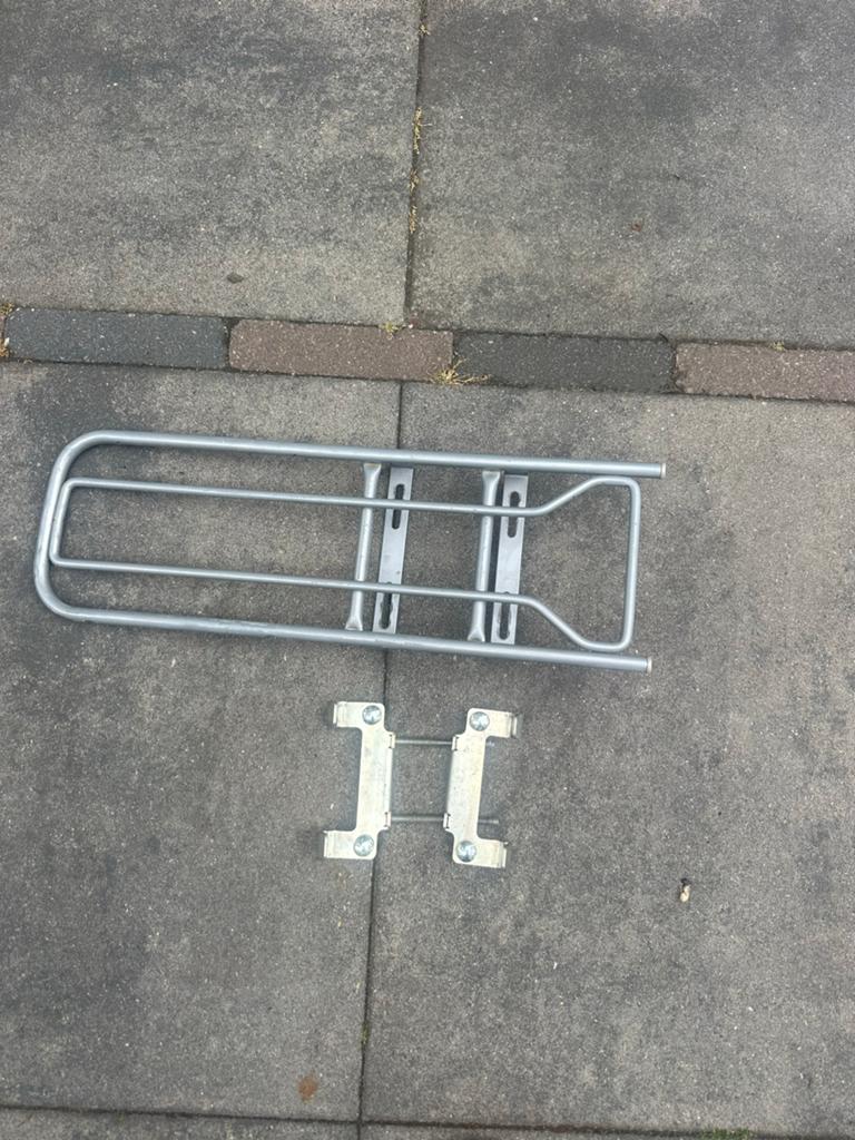 Stevige bagagedrager voor fiets - Zilverkleurig, Fietsen en Brommers, Fietsaccessoires | Bagagedragers, Gebruikt, Ophalen