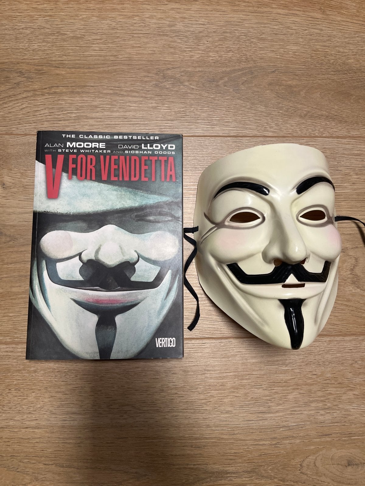 V for Vendetta Graphic Novel & Guy Fawkes Masker, Overige thema's, Meerkleurig, Ophalen of Verzenden, Zo goed als nieuw