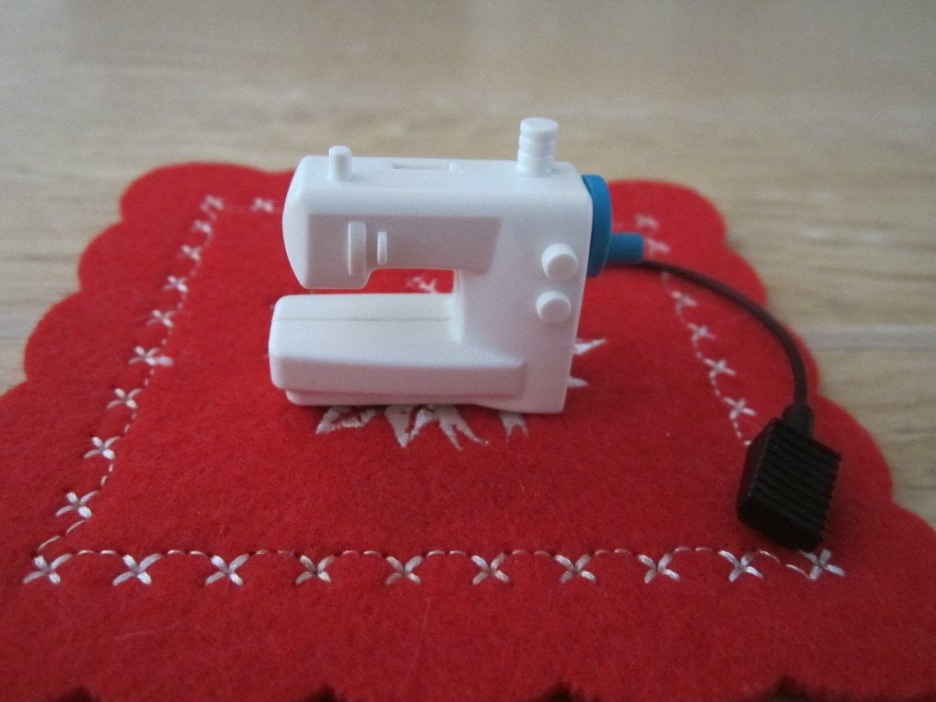 NAAIMACHINE MINIATUUR NIEUW, Ophalen of Verzenden, Nieuw, Poppenhuis