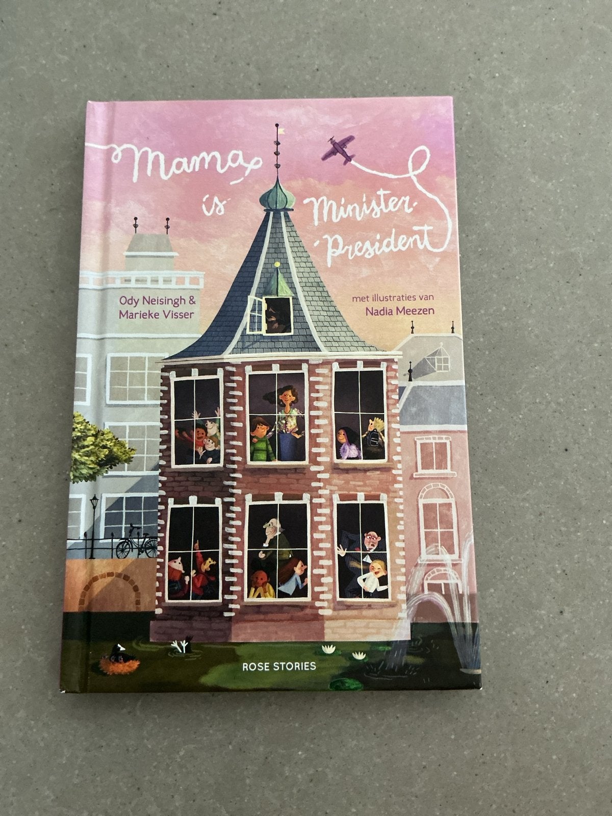 Mama is Minister-President - Ody Neisingh & Marieke Visser, Ophalen of Verzenden, Zo goed als nieuw, Fictie algemeen
