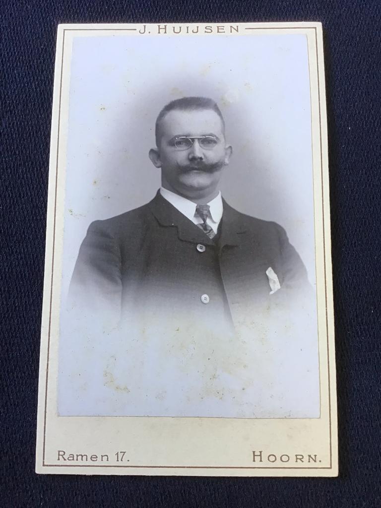 CDV, Man met bril, J.L.T. HUIJSEN, HOORN, Carte de Visite, Ophalen of Verzenden, Voor 1940, Gebruikt, Foto
