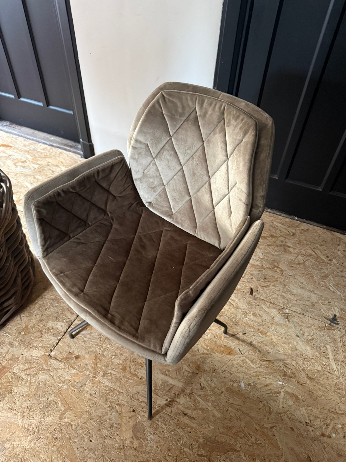 2x Mobitec Moods design eetkamerstoel met armleuningen, Huis en Inrichting, Ophalen, Gebruikt, Twee, Bruin