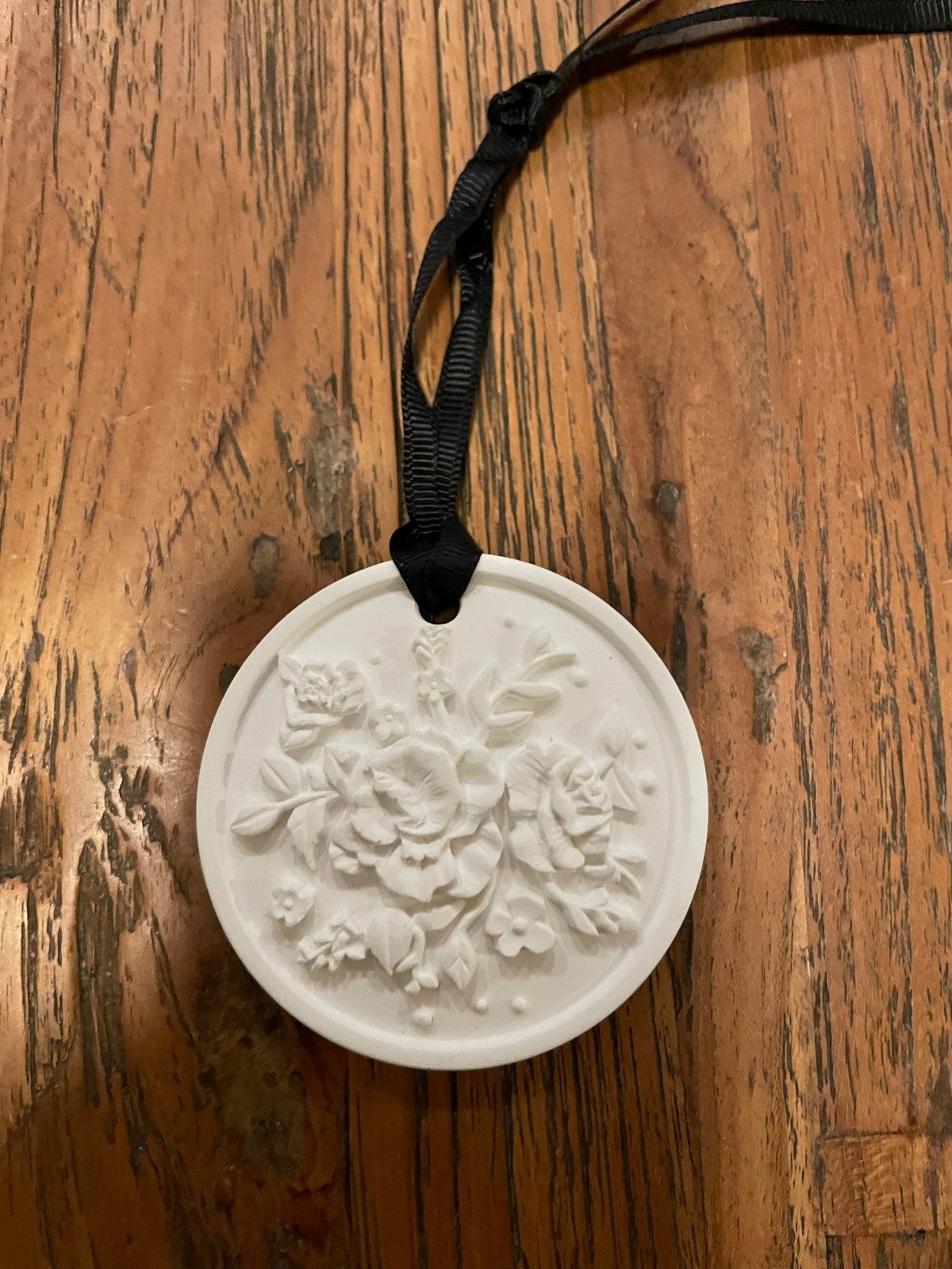Stenen hanger met bloemenreliëf, wit keramiek, Nieuw, Ophalen of Verzenden, Klassiek, Wit