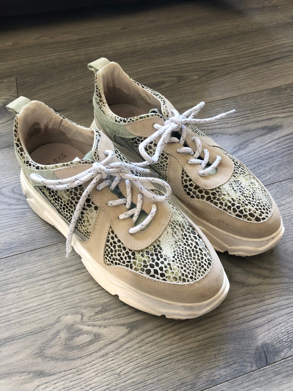 Suède Red Rag sneakers maat 42, Kleding | Dames, Overige kleuren, Ophalen of Verzenden, Sneakers of Gympen, Zo goed als nieuw