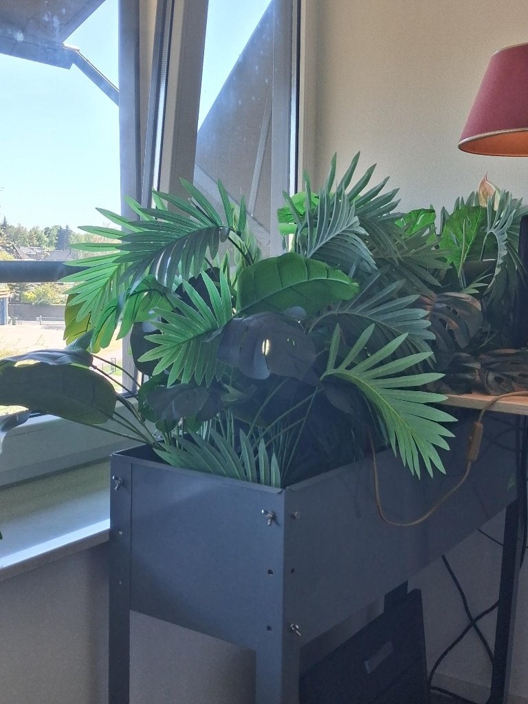 plantenbak met nep groen 100cm L x 25cm b x 80cm h, Ophalen, Zo goed als nieuw, Binnen, Metaal