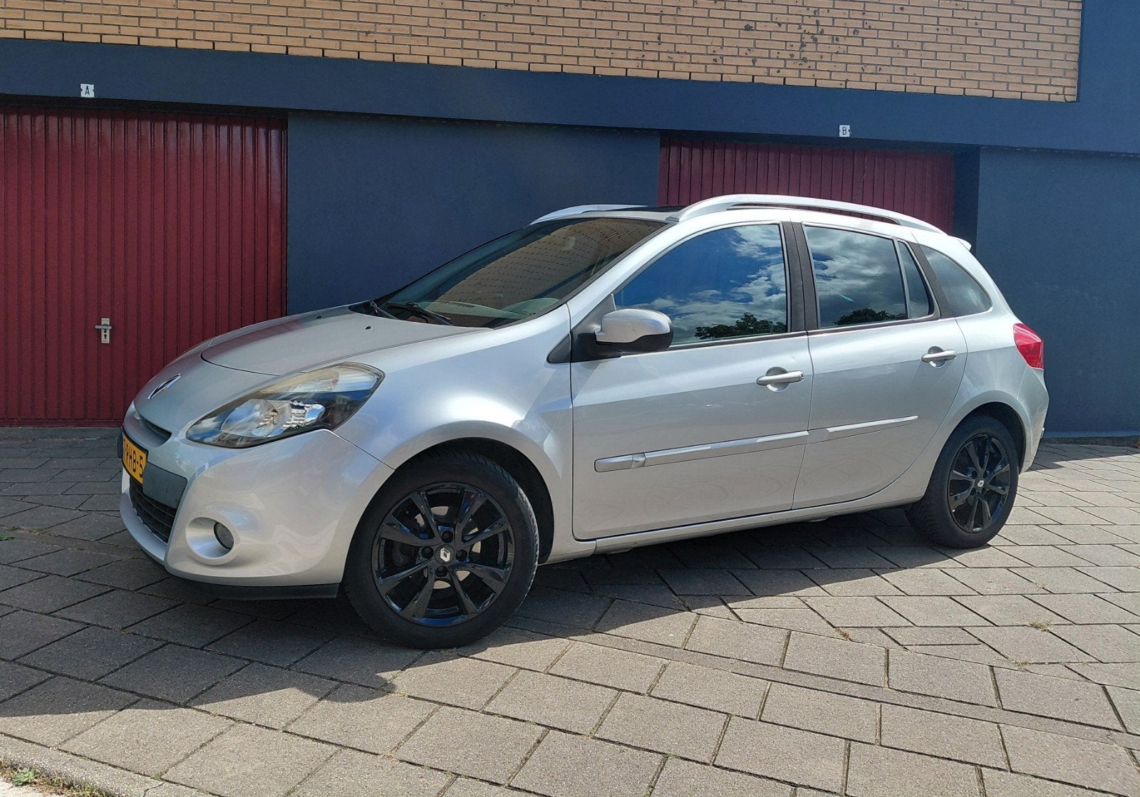 Renault Clio 1.2 TCE Estate 2011 Grijs|PANO|TREK|AIRCO|NAVI, Auto's, Voorwielaandrijving, 535 kg, 4 cilinders, 1095 kg