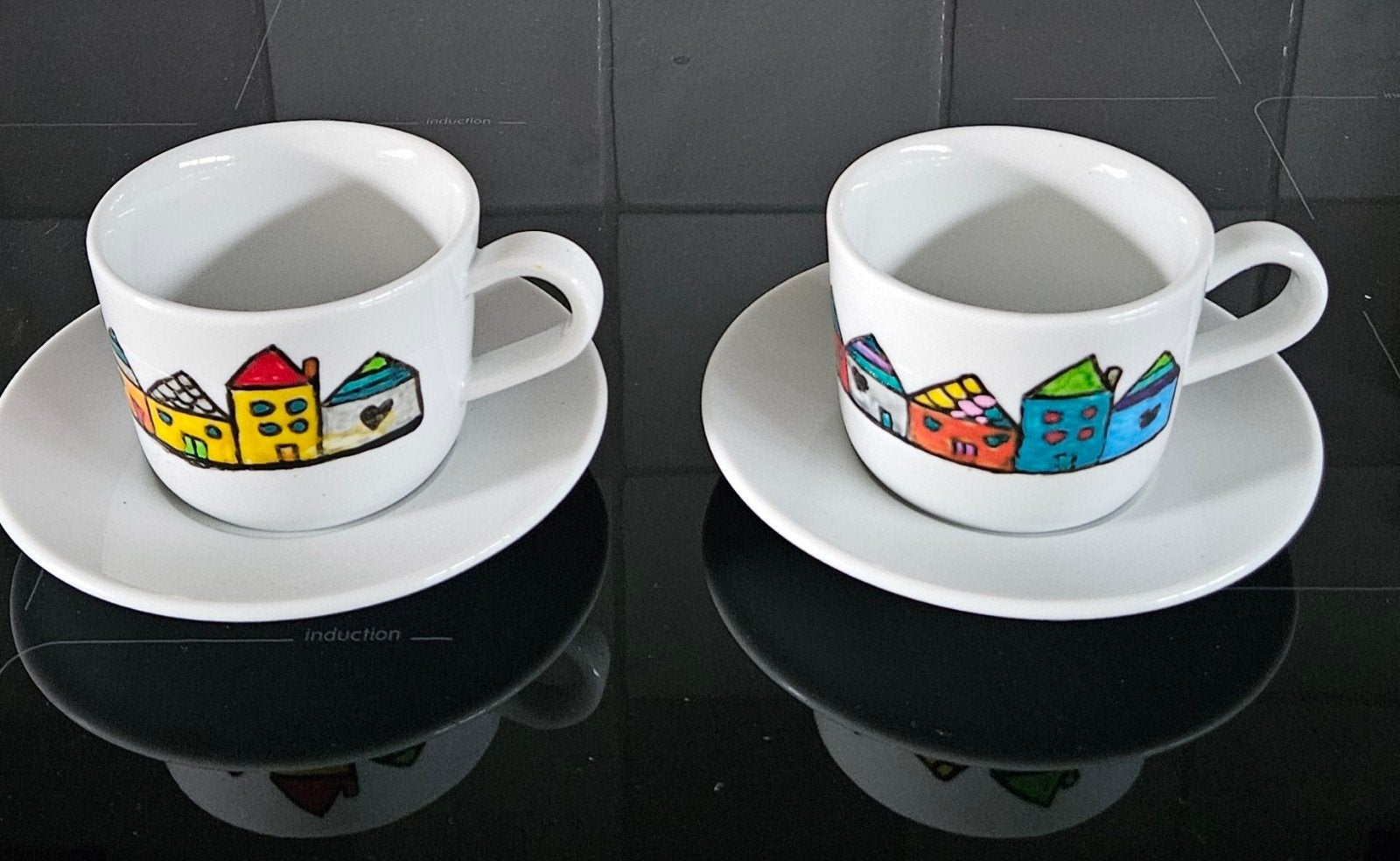 2 Nieuwe handgeschilderde Ikea kopjes met schotels, Huis en Inrichting, Keramiek, Nieuw, IKEA, Ophalen of Verzenden