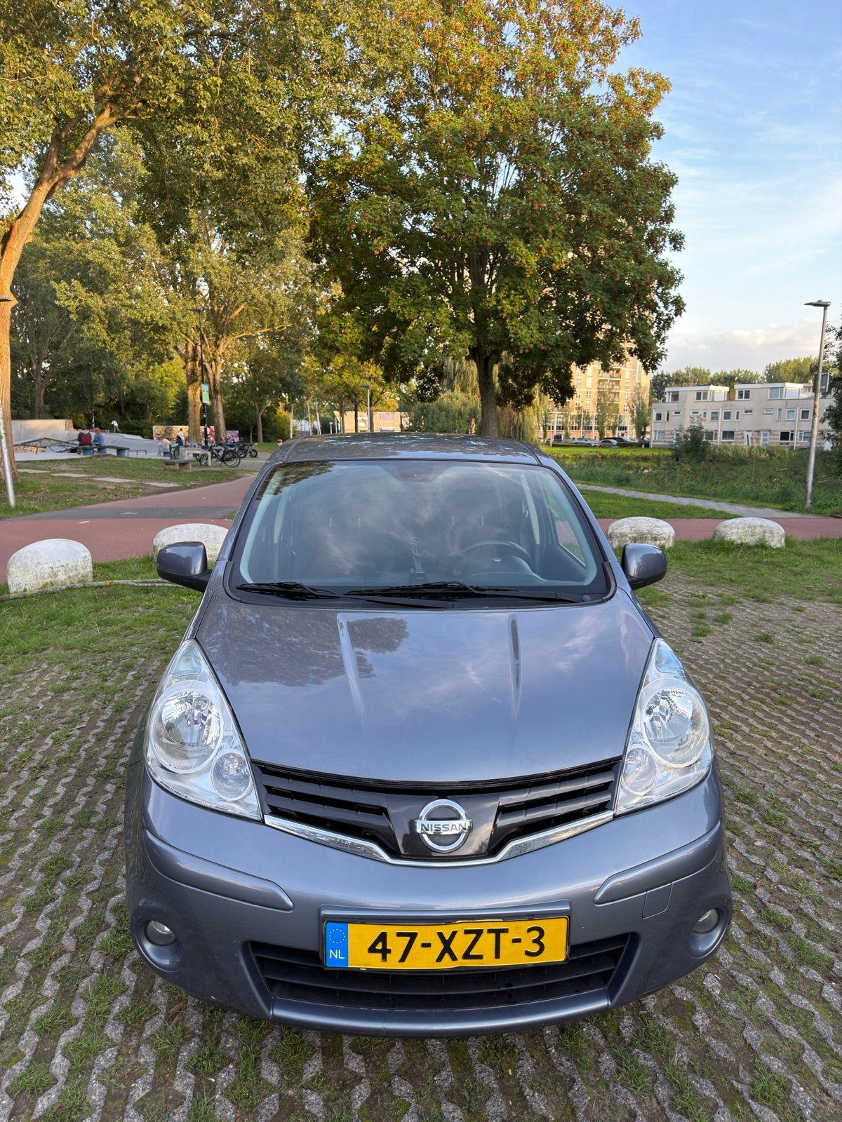 Nissan Note 1.6 16V AUT 2010 Grijs, Auto's, 15 km/l, 750 kg, 4 cilinders, 49 €/maand