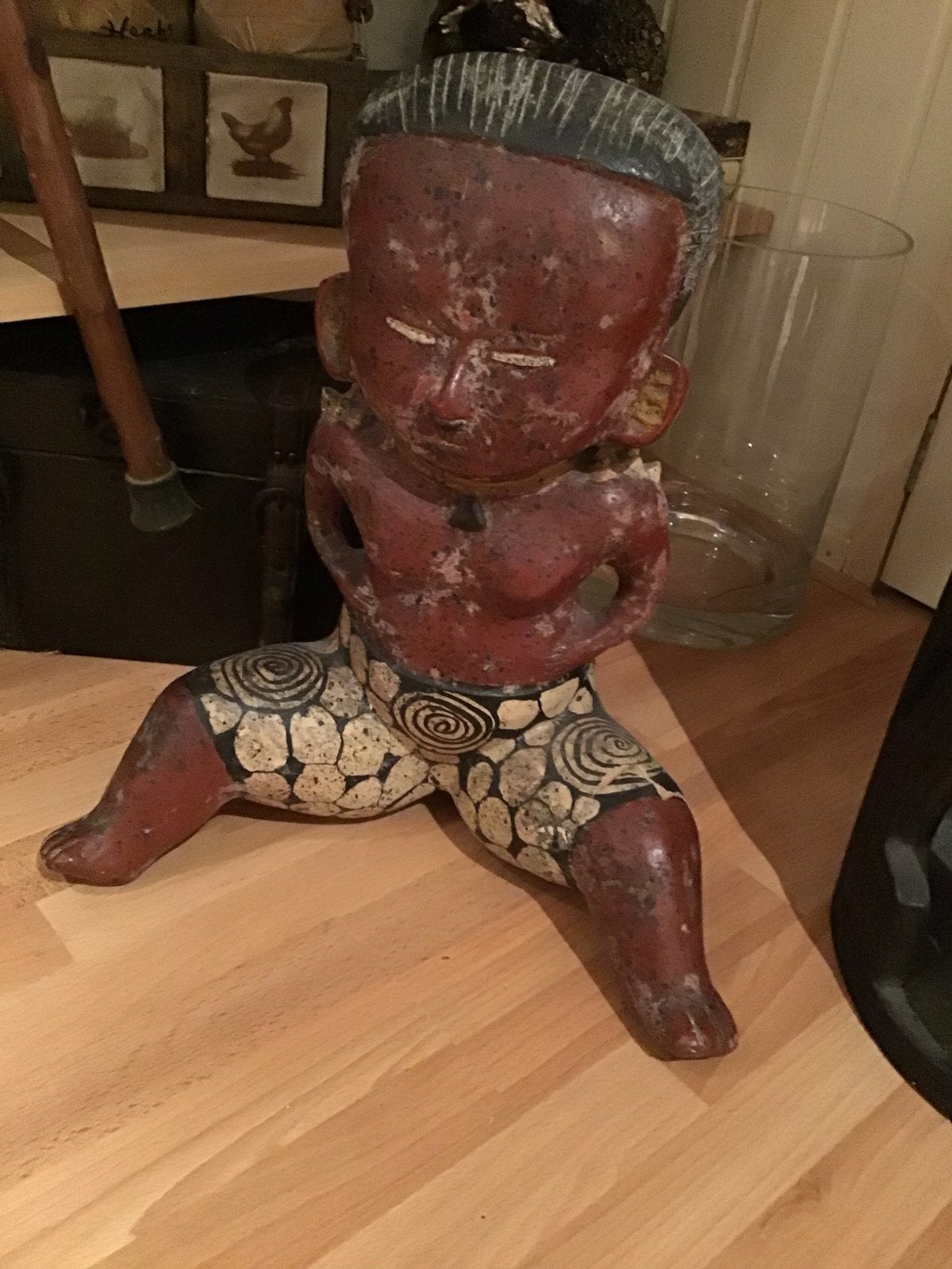 Afrikaans beeld van een zittende figuur, Ophalen, Afrika, Overige materialen, Rood