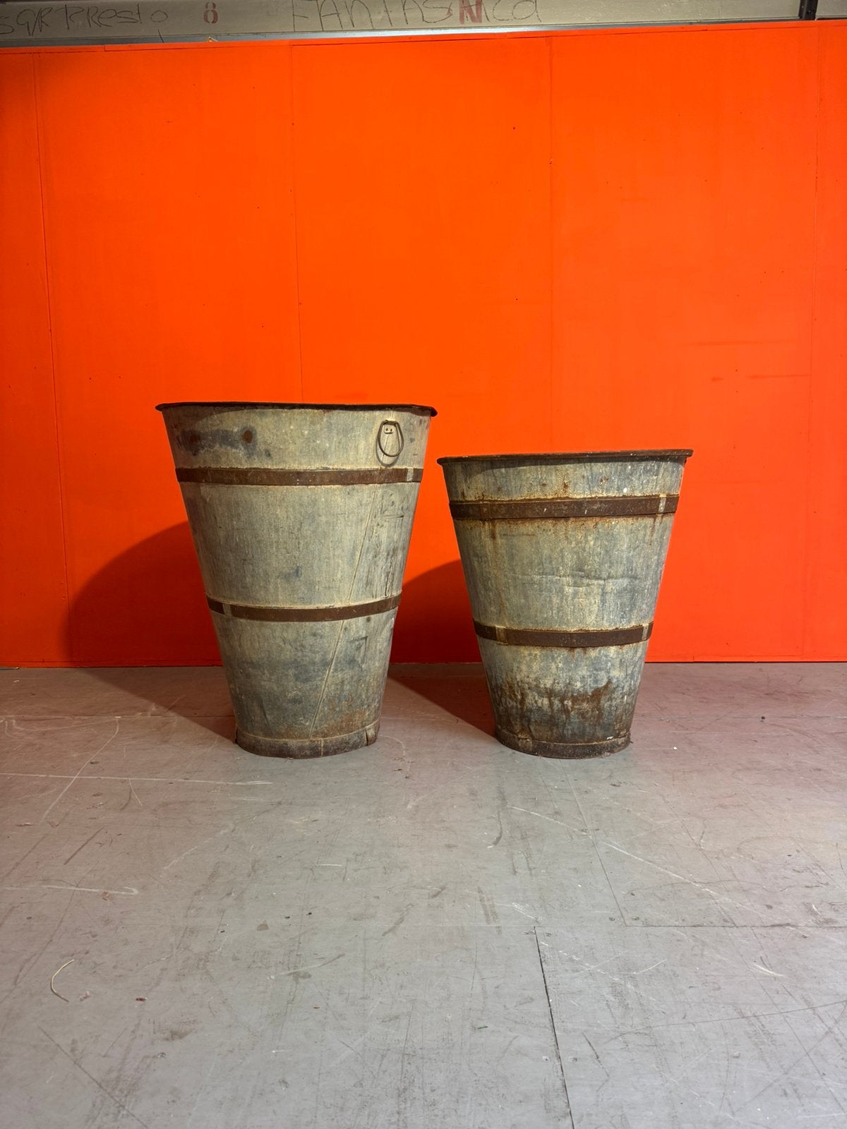 2 zeer grote zinken tonnen, voor buiten of decoratie, 40 cm of meer, Rond, Ophalen of Verzenden, Zo goed als nieuw