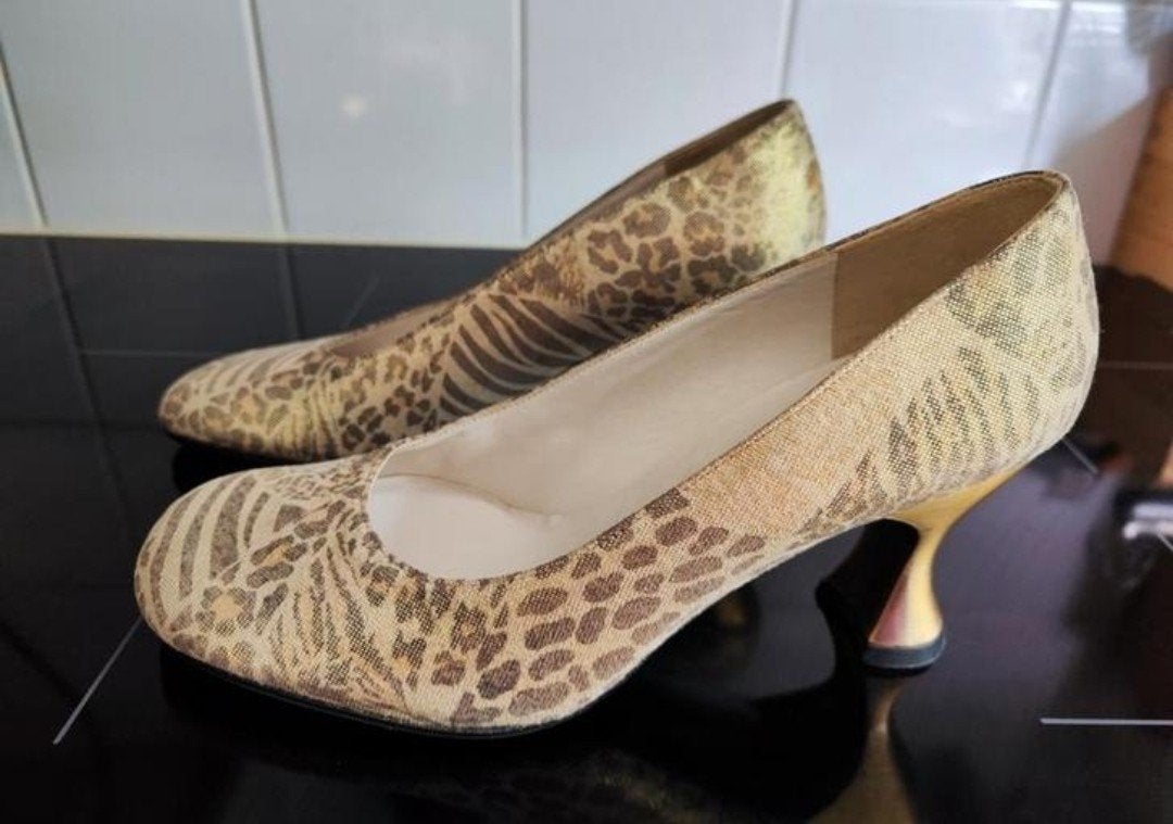 Stuart Weitzman goudleren pump met panterprint, mt 35, Overige kleuren, Stuart Weitzman, Ophalen of Verzenden, Zo goed als nieuw
