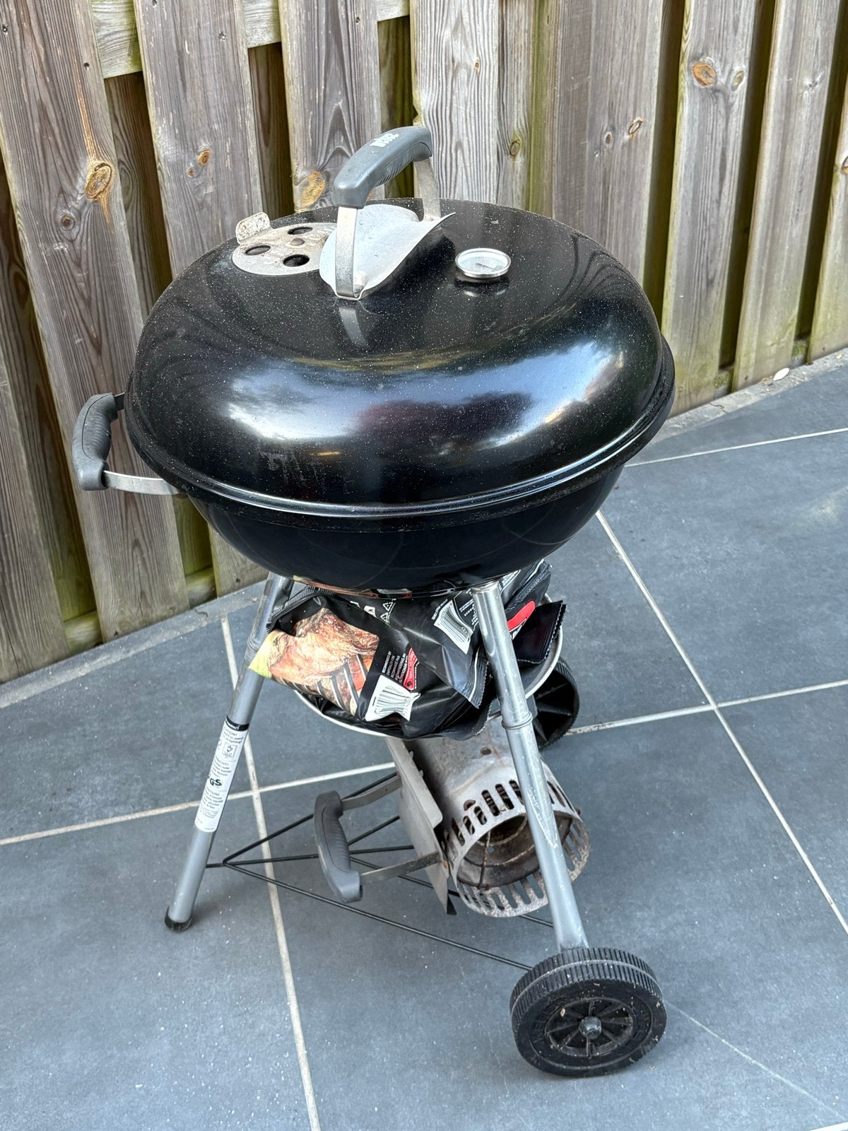 Weber Compact Kettle BBQ 47cm met accessoires, Tuin en Terras, Houtskoolbarbecues, Gebruikt, Met accessoires, Ophalen