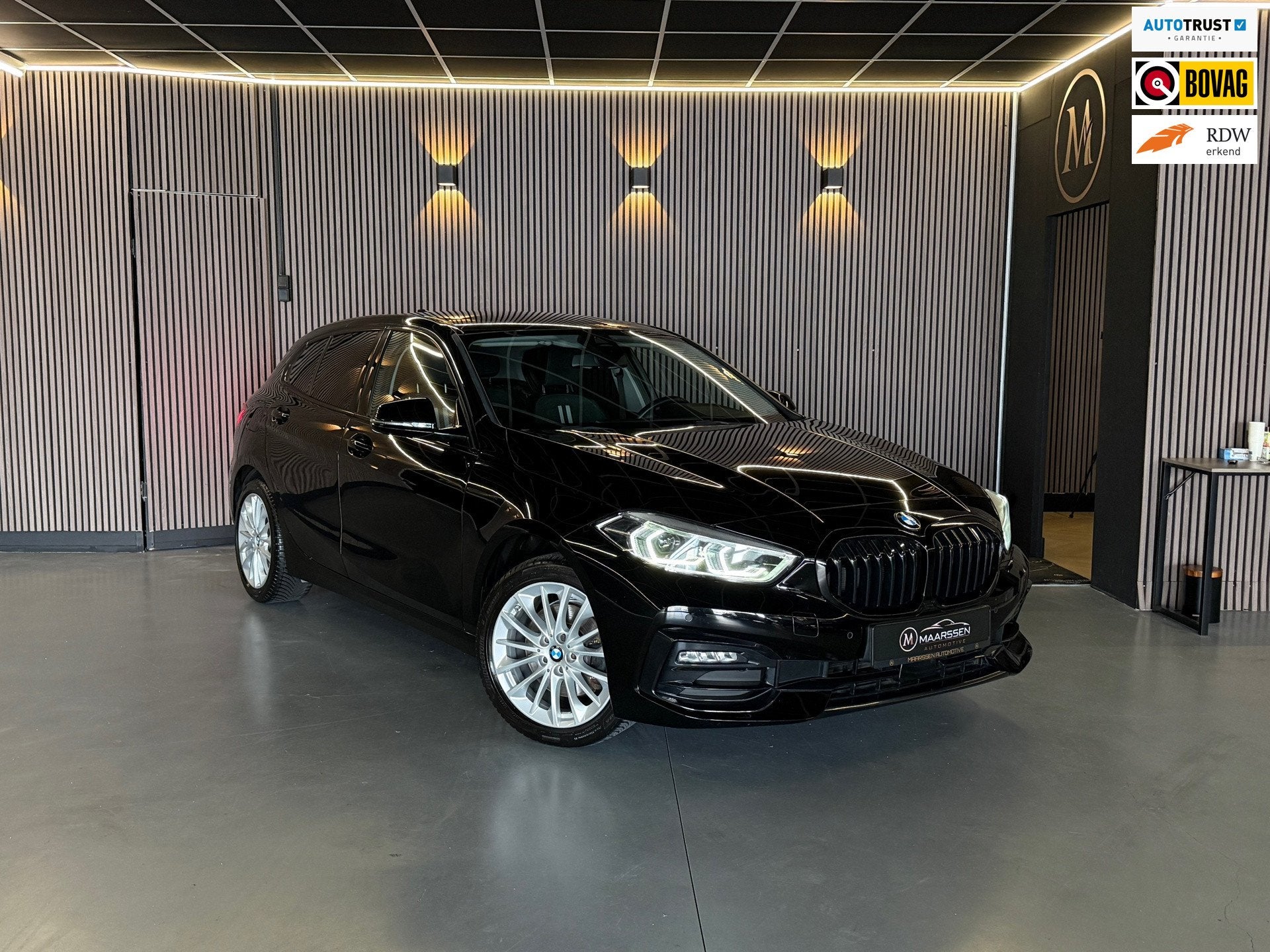 BMW 1-serie 118i Executive Edition |Digtale Dash|Automaat|Ap, Auto's, Dealer onderhouden, Gebruikt, Leder en Stof, Zwart