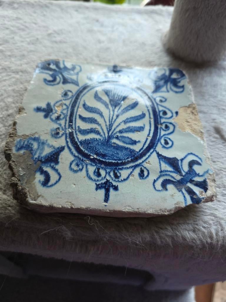 Antieke Delfts Blauwe Tegel met Bloemmotief, begin 17e eeuw, Antiek en Kunst, Antiek | Wandborden en Tegels, Ophalen